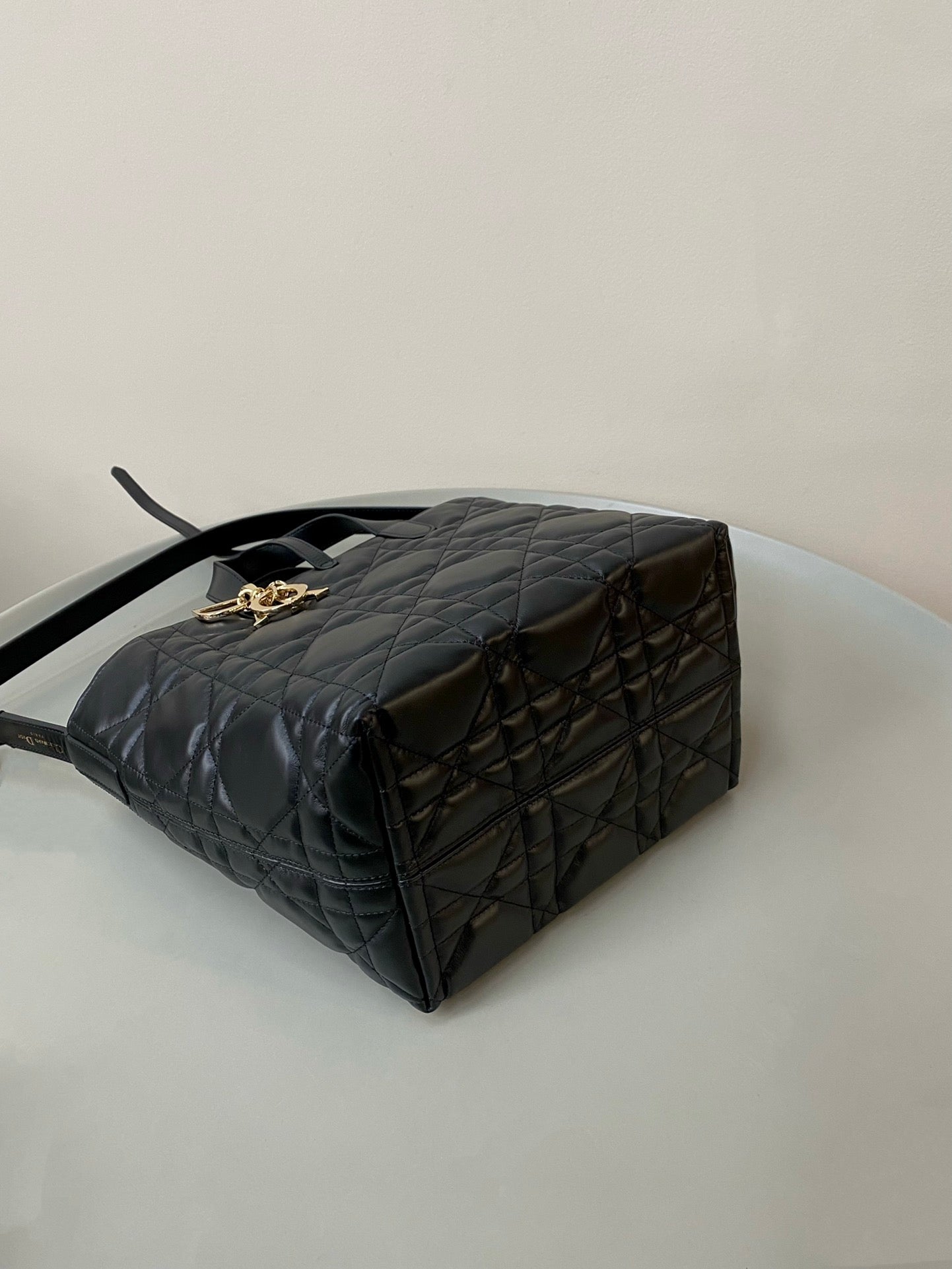 ミディアム トゥジュール バケット バッグ 22 ブラック カナージ カーフスキン