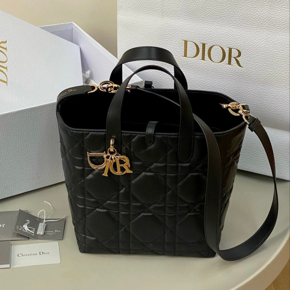 ミディアム トゥジュール バケット バッグ 22 ブラック カナージ カーフスキン