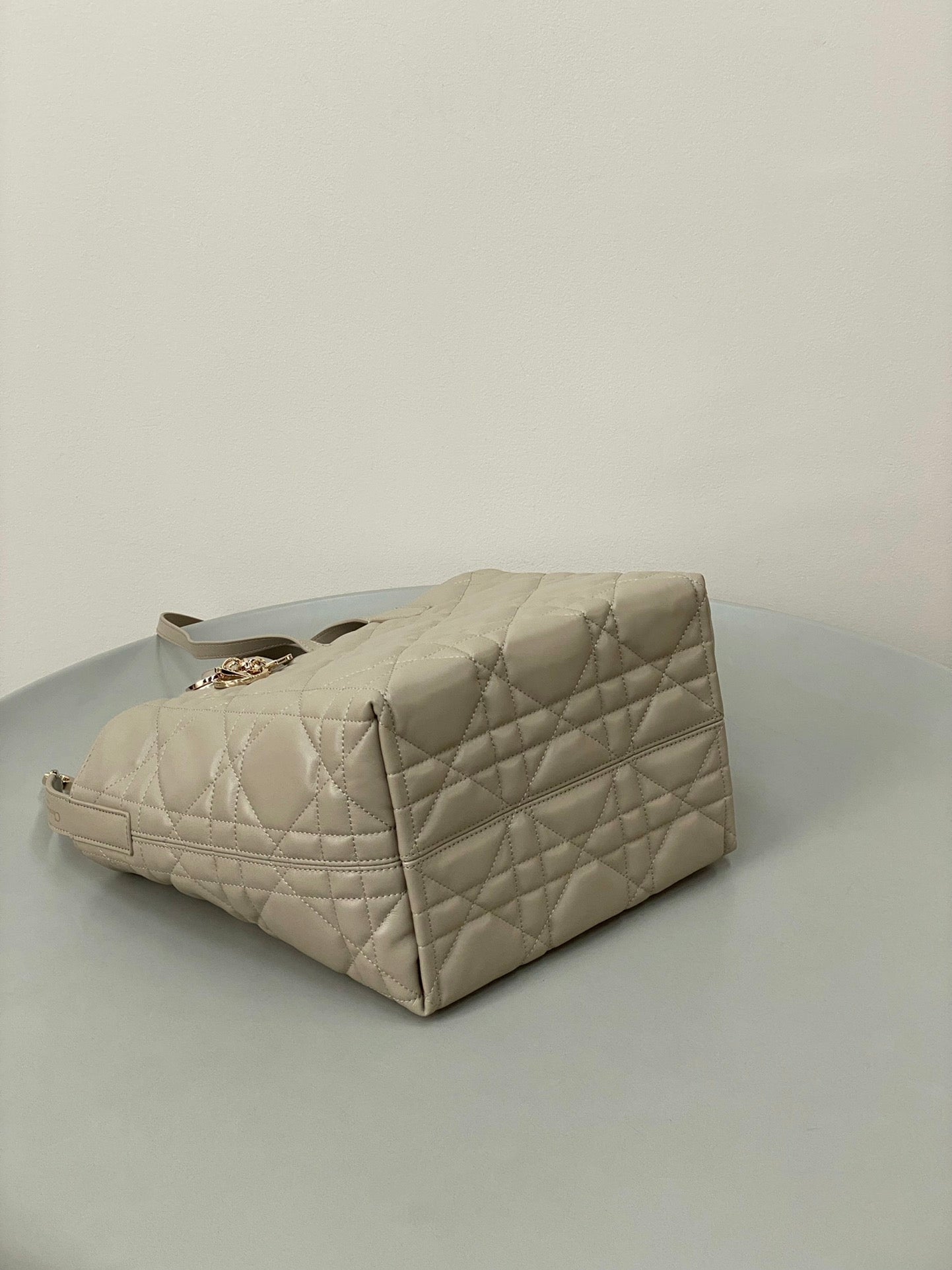 ミディアム トゥージュール バケット バッグ 22 ベージュ カナージュ カーフスキン