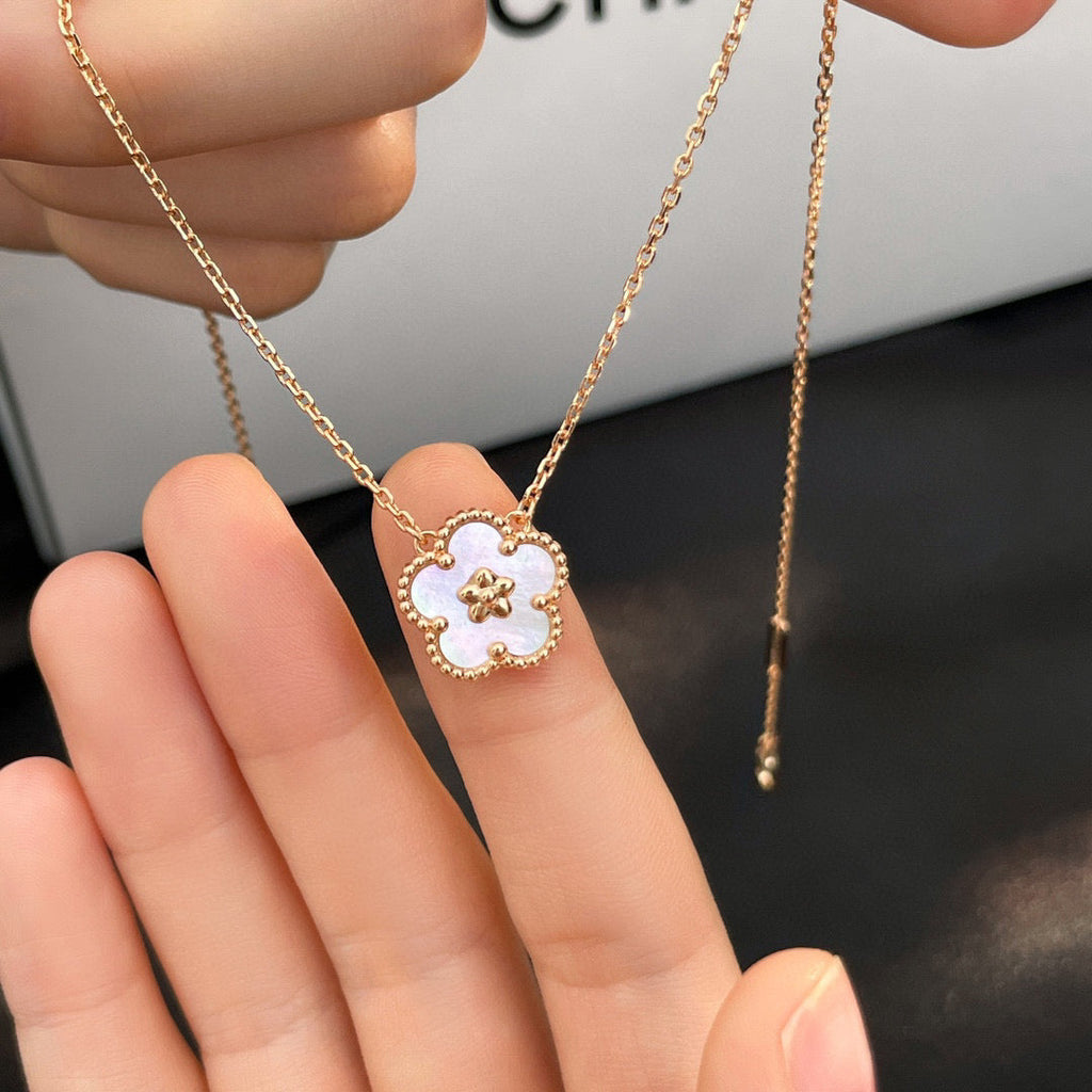 [⭐JeweliWhal]LUCKY WHITE MOP PLUM BLOSSOM قلادة