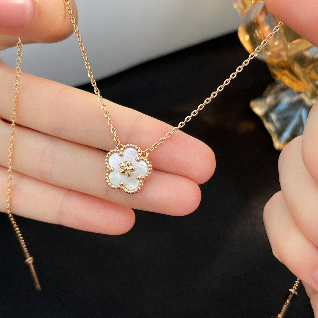 [⭐JeweliWhal]LUCKY WHITE MOP PLUM BLOSSOM قلادة