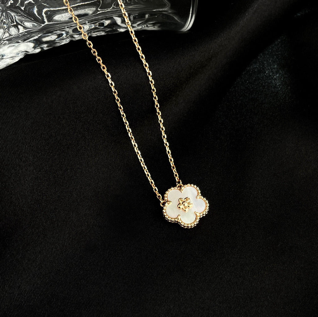 [⭐JeweliWhal]LUCKY WHITE MOP PLUM BLOSSOM قلادة