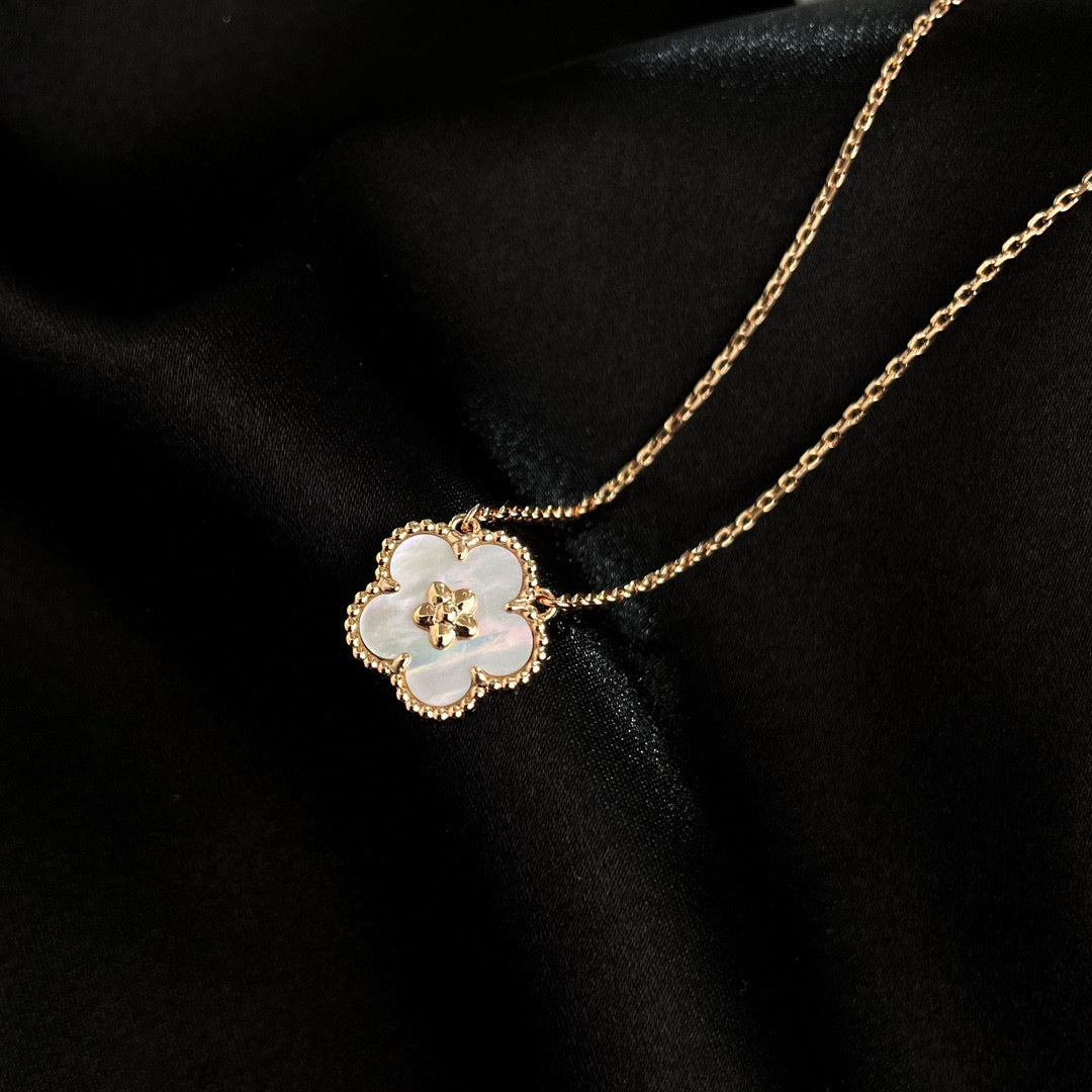 [⭐JeweliWhal]LUCKY WHITE MOP PLUM BLOSSOM قلادة