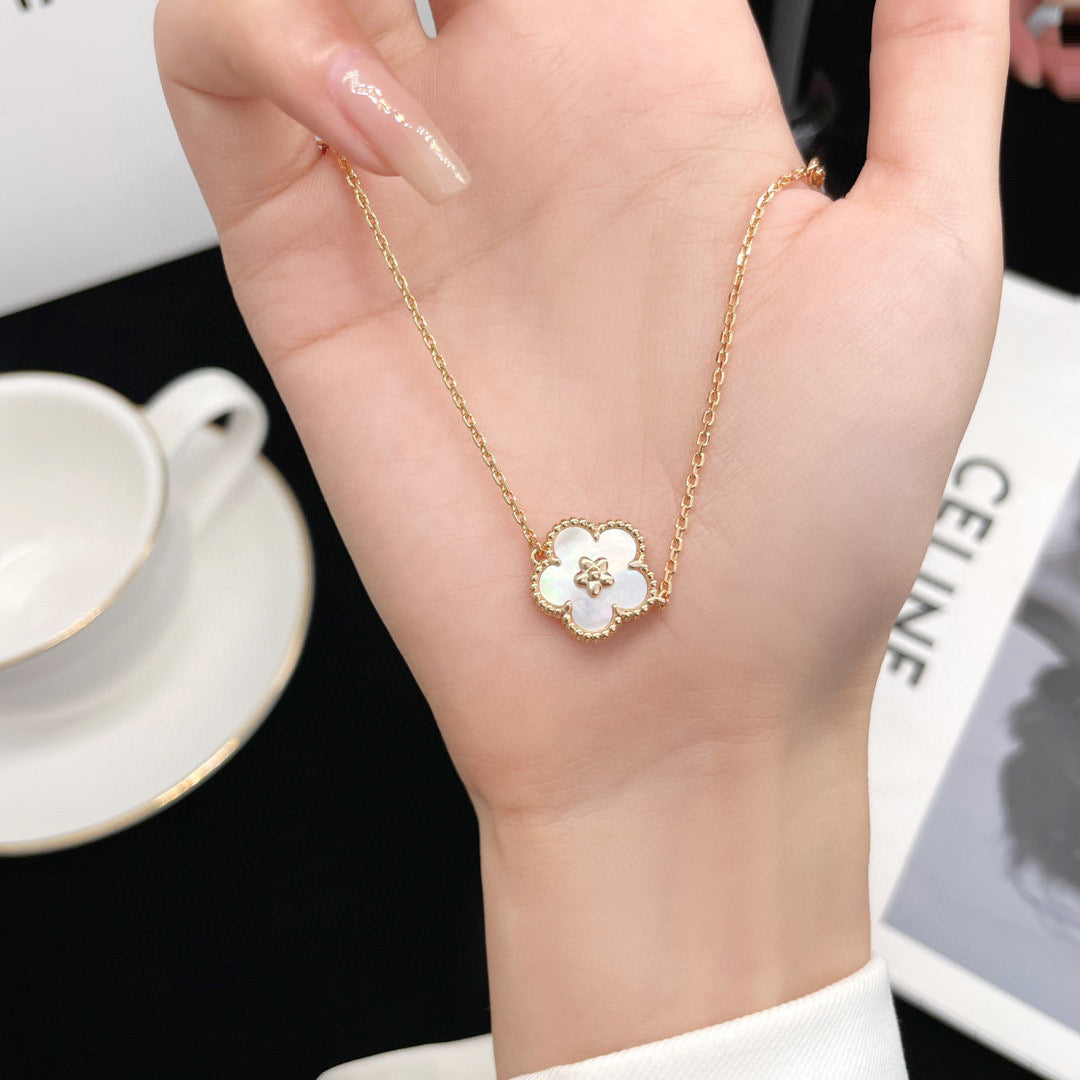 [⭐JeweliWhal]LUCKY WHITE MOP PLUM BLOSSOM قلادة