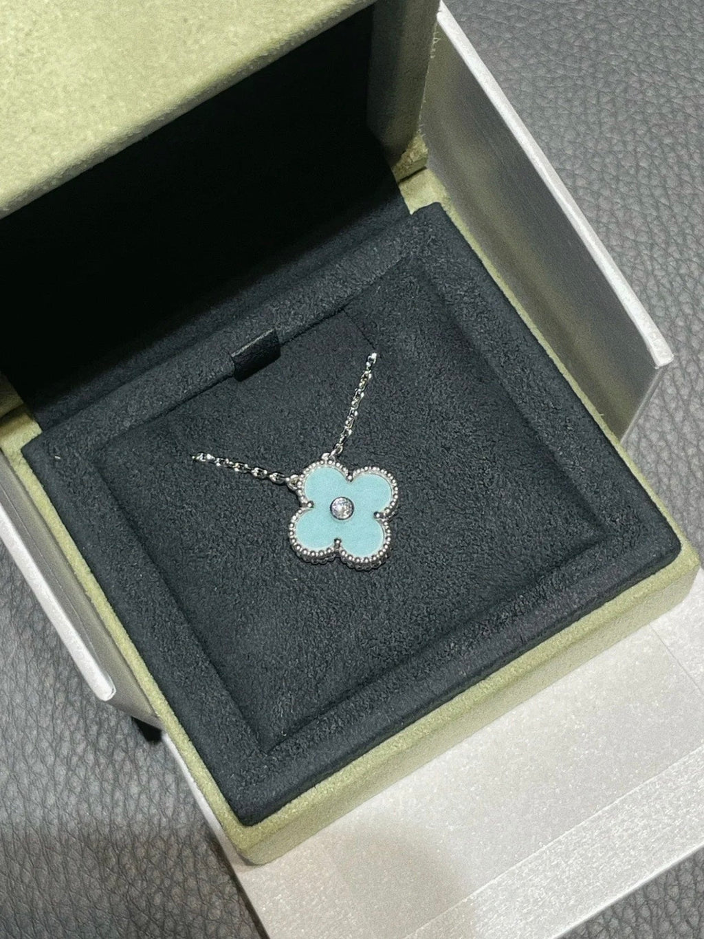[⭐JeweliWhal]CLOVER 1 DIAMOND LIGHT BLUE SILVER NECKLACE