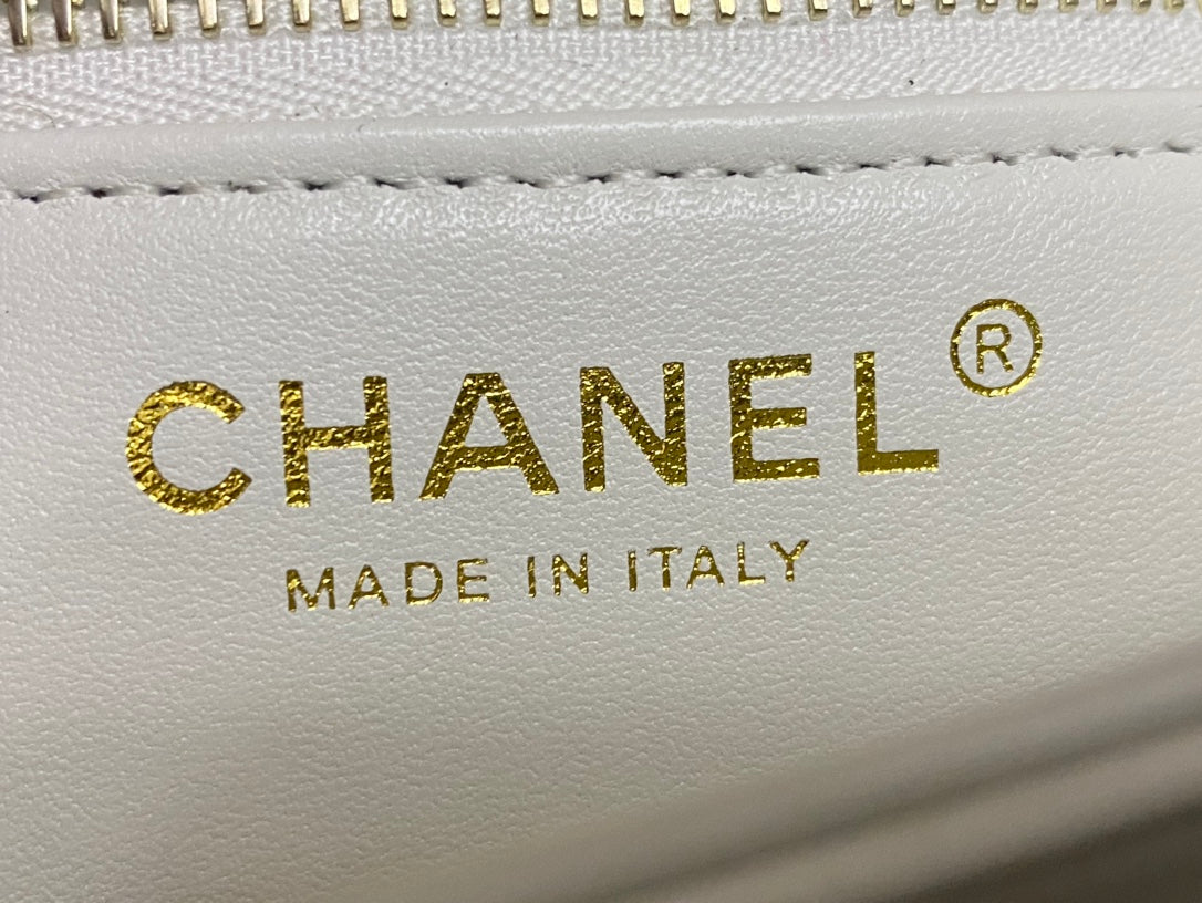 CC トレンディ 20cm ホワイト ラムスキン ゴールドハードウェア