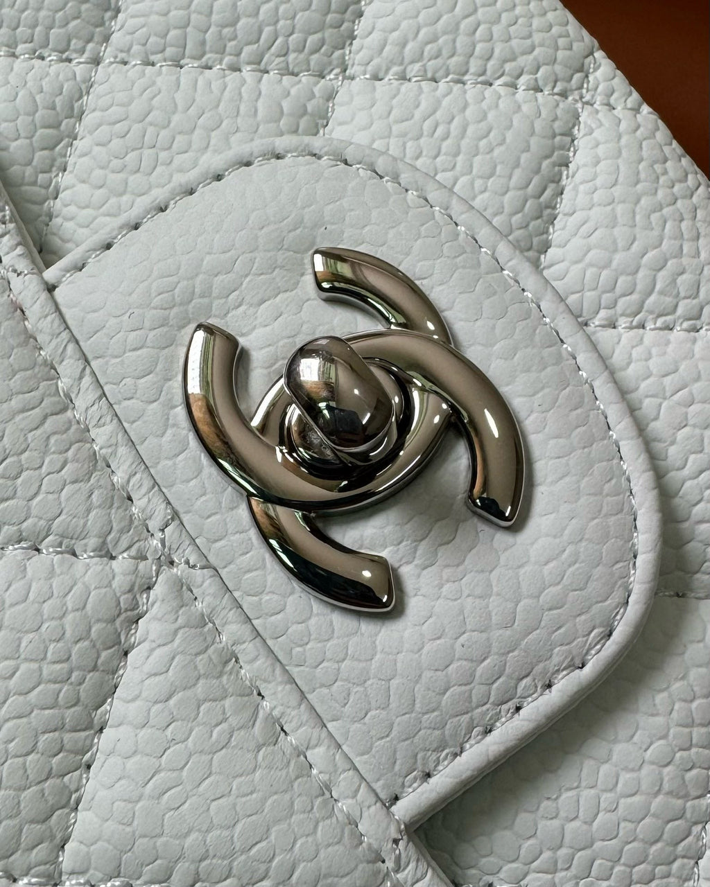 フラップバッグ 25インチ ホワイトキャビアラムスキン シルバー金具