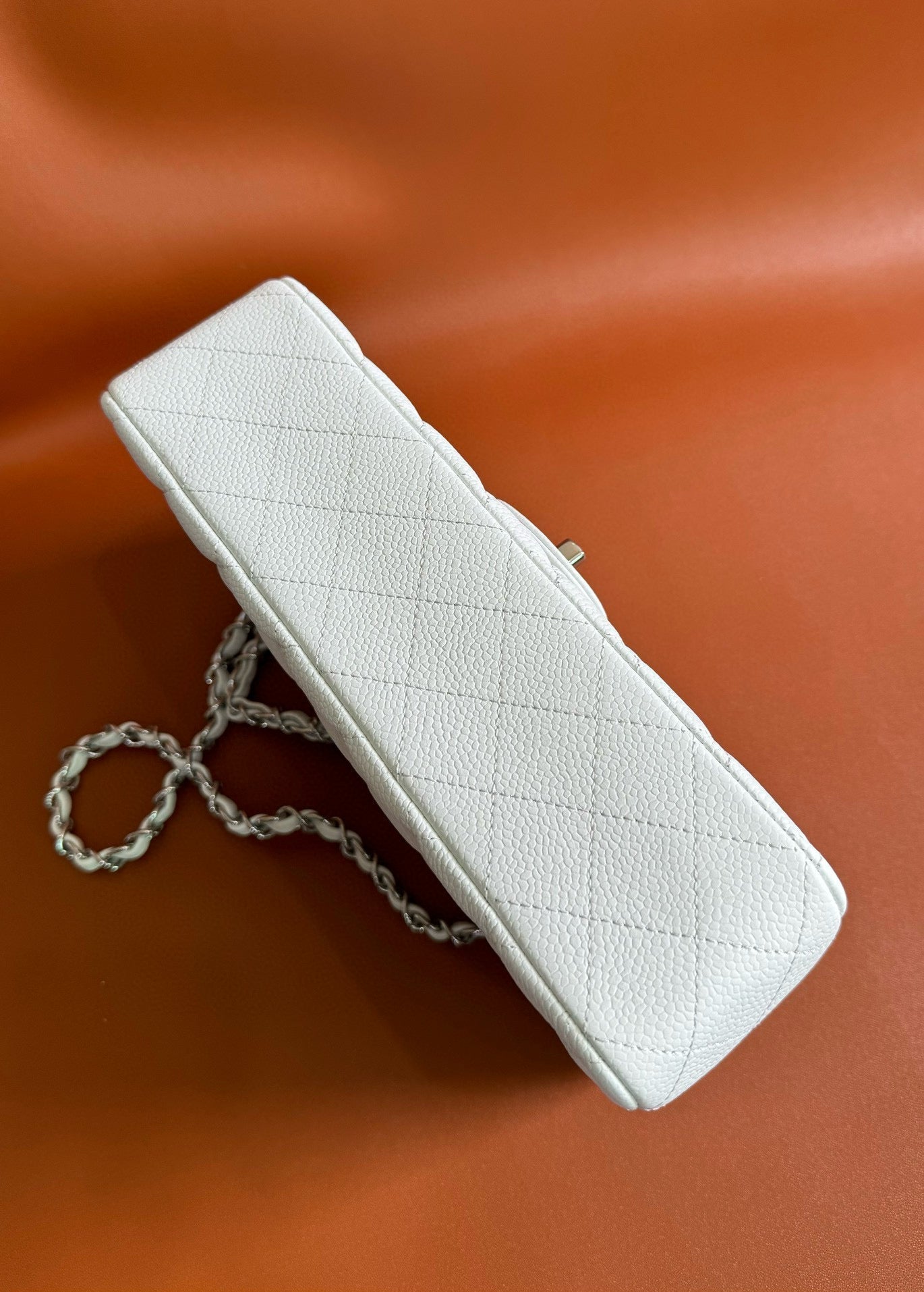 フラップバッグ 25インチ ホワイトキャビアラムスキン シルバー金具