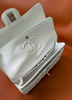 フラップバッグ 25インチ ホワイトキャビアラムスキン シルバー金具