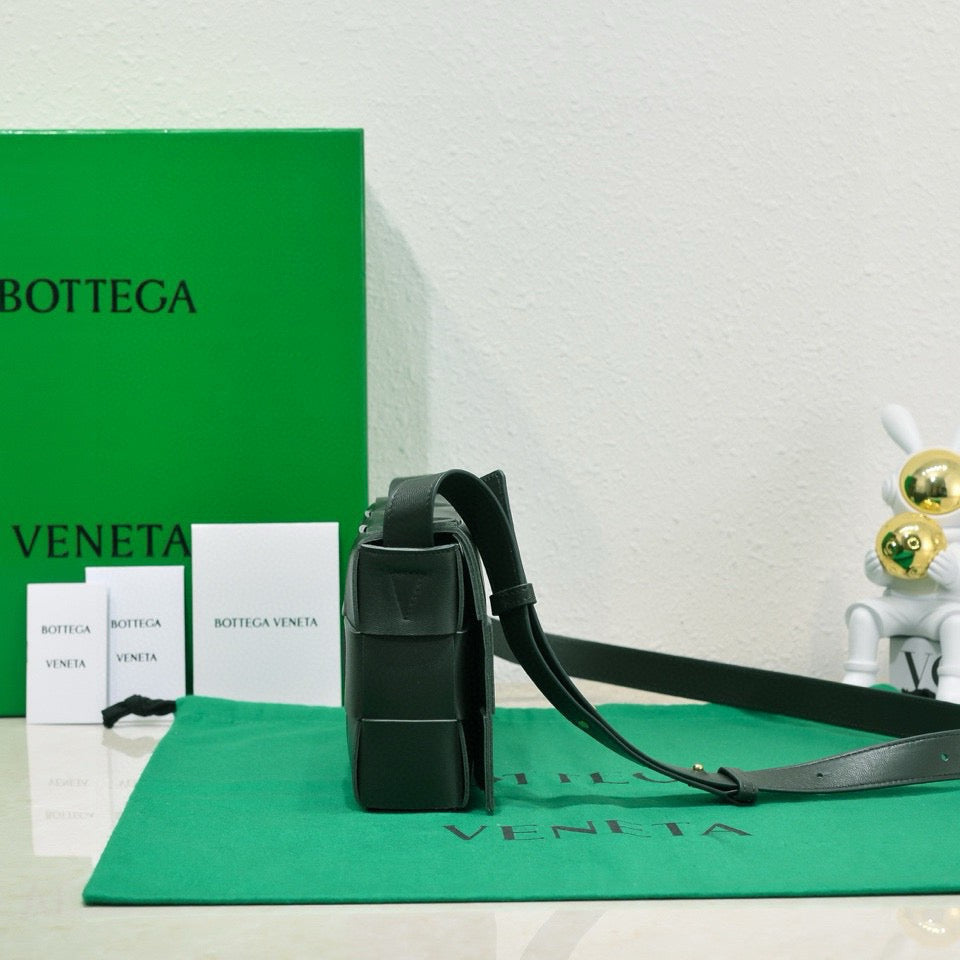 CASSETTE 23 IN DARK GREEN CALFSKIN