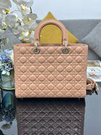 ゴールド金具付きピースラムスキンのラージ32レディースバッグ