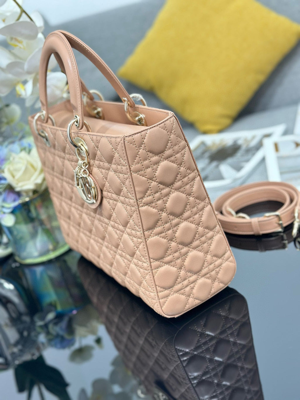 ゴールド金具付きピースラムスキンのラージ32レディースバッグ