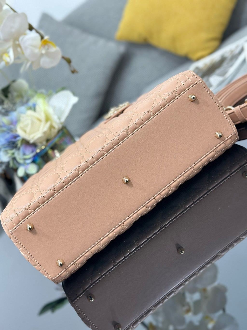 ゴールド金具付きピースラムスキンのラージ32レディースバッグ