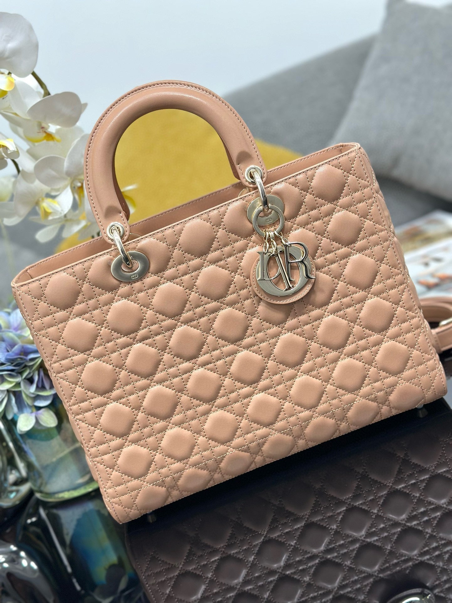 ゴールド金具付きピースラムスキンのラージ32レディースバッグ