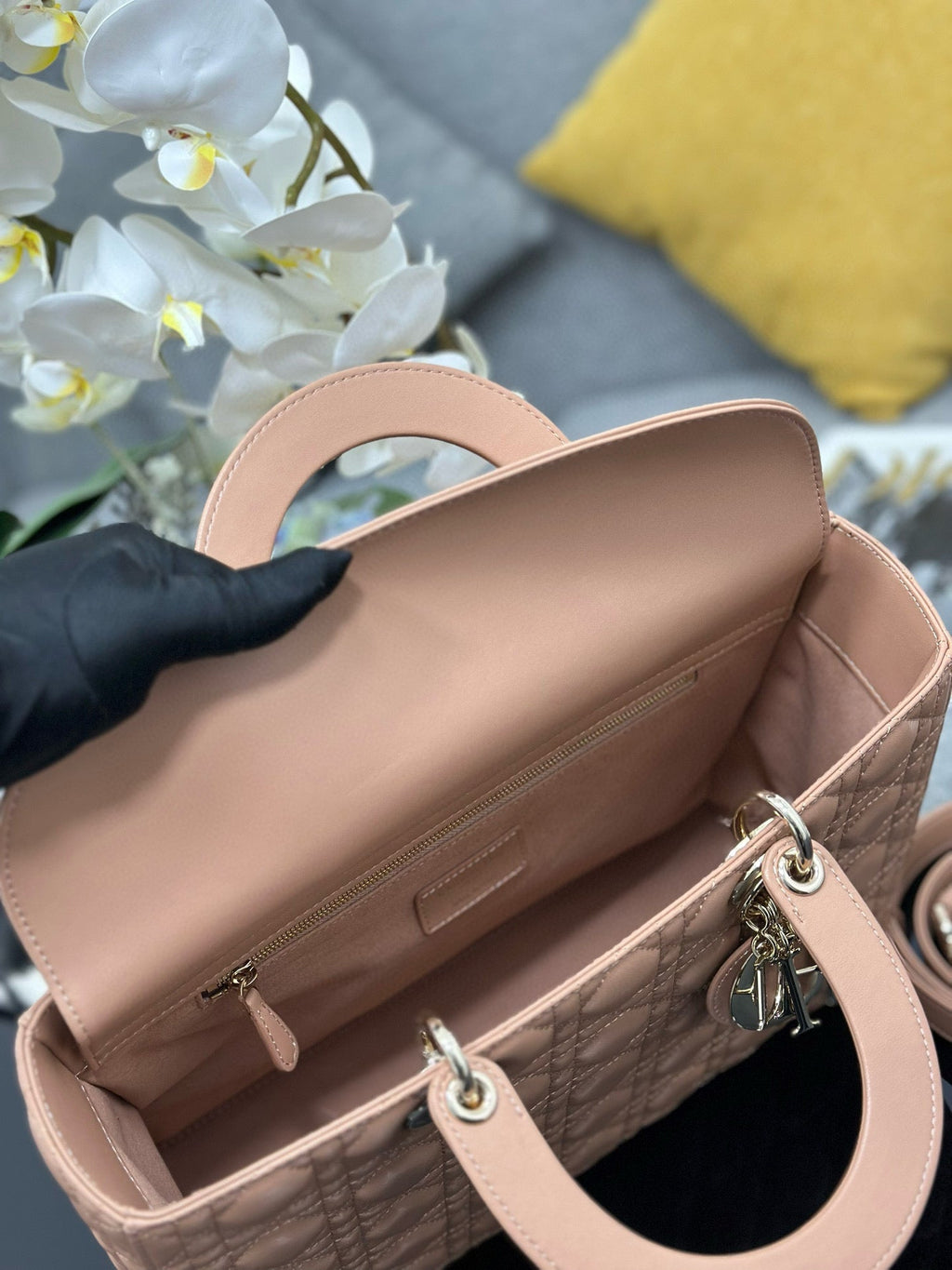 ゴールド金具付きピースラムスキンのラージ32レディースバッグ