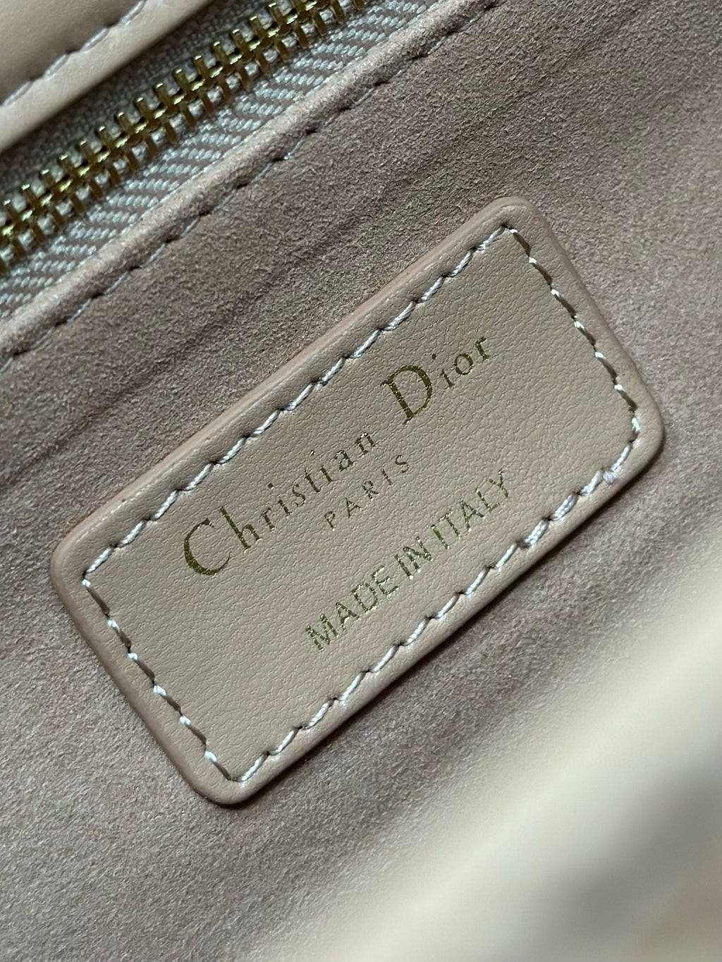 ゴールド金具付きピースラムスキンのラージ32レディースバッグ