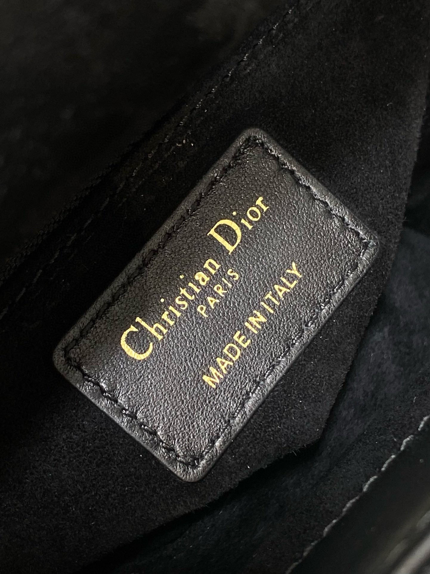 ゴールド金具付きブラックマクロカナージュラムスキンのスモール20レディースバッグ