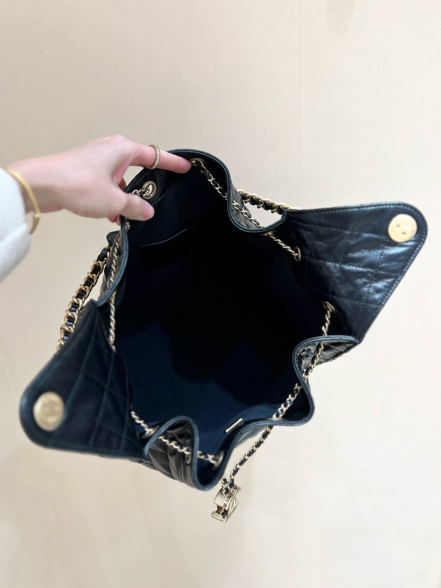 CC 25 HANDBAG IN BLACK 40 GRAINED CALFSKIN GOLD HARDWARE