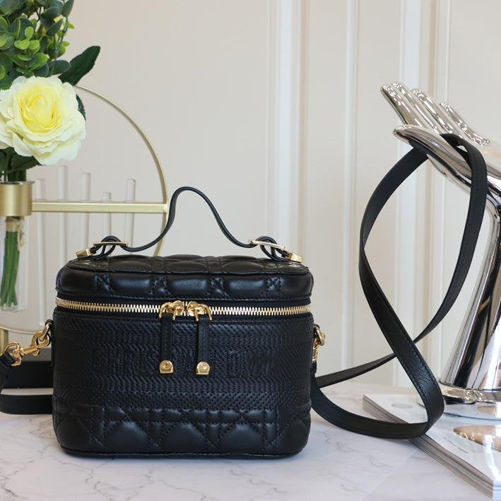 小型トラベルバニティケース ブラック ラムスキン