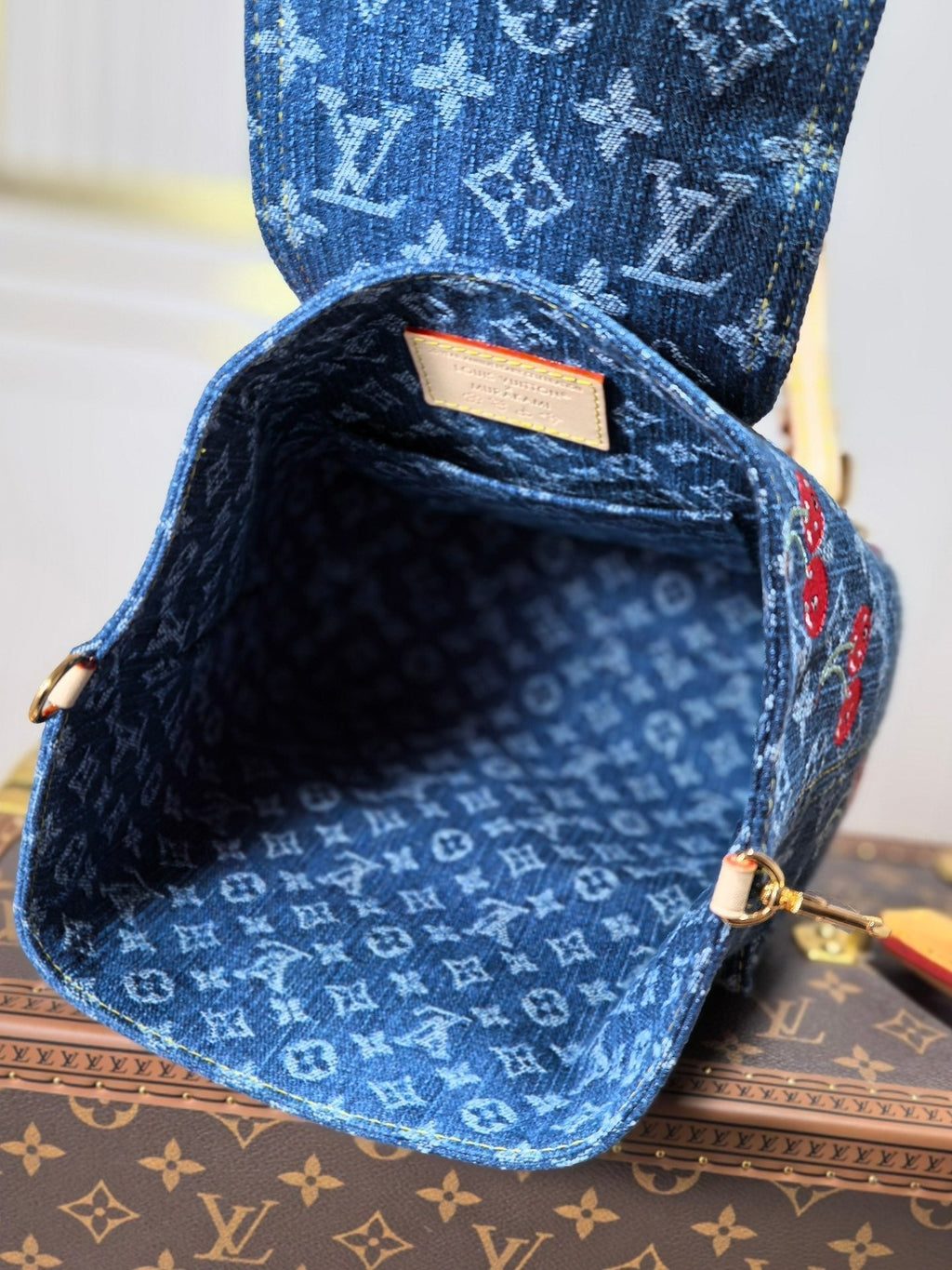 LV 25S ヴェニス バックパック 26インチ ブルーデニム モノグラム チェリー ゴールド金具