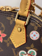 LV 25S ナノ アルマ 18 ブラウン モノグラム キャンバスにヴィヴィアン マスコットがプリント