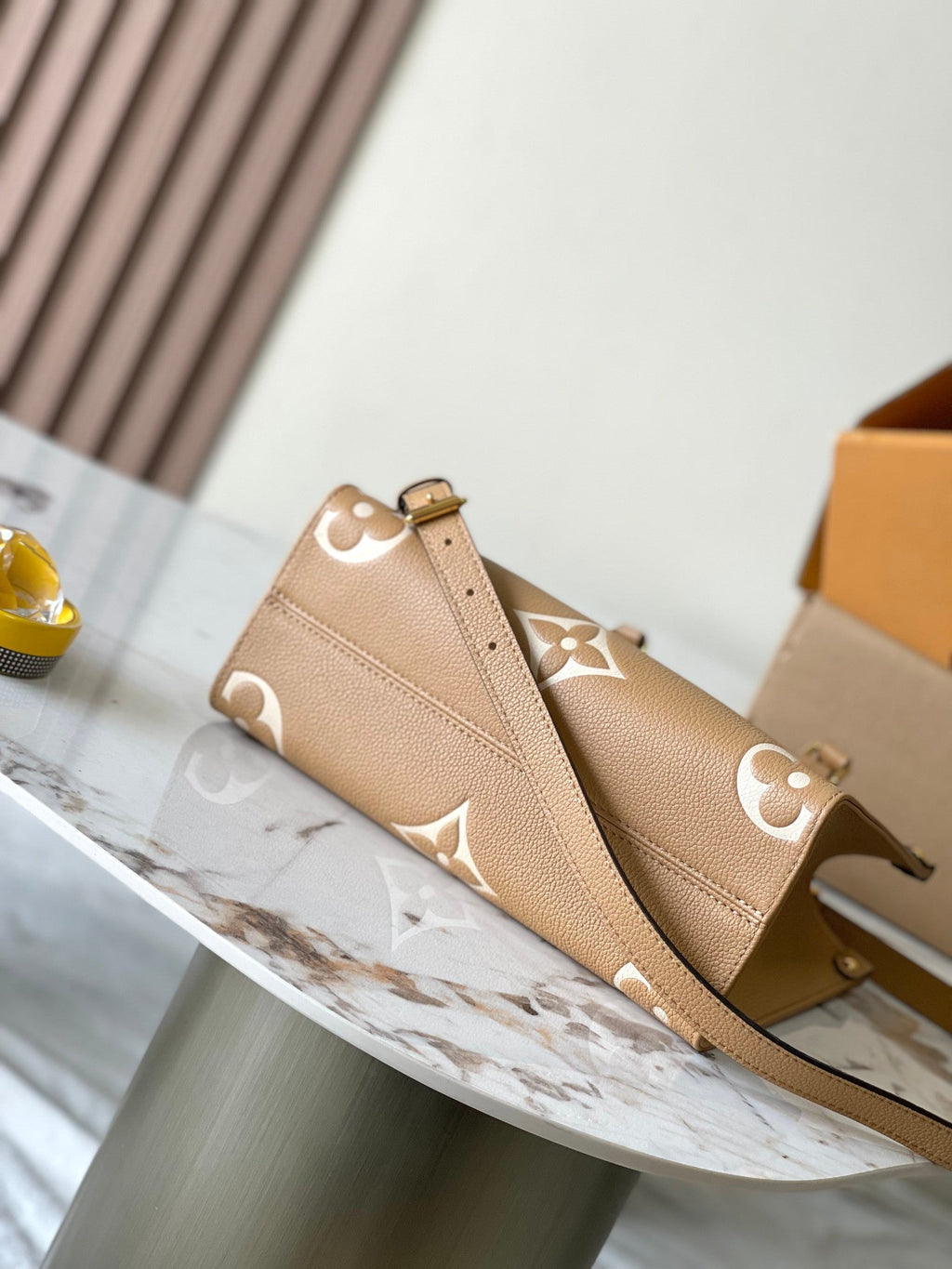 オンザゴー PM 25 ミルクティー モノグラム プリントレザー