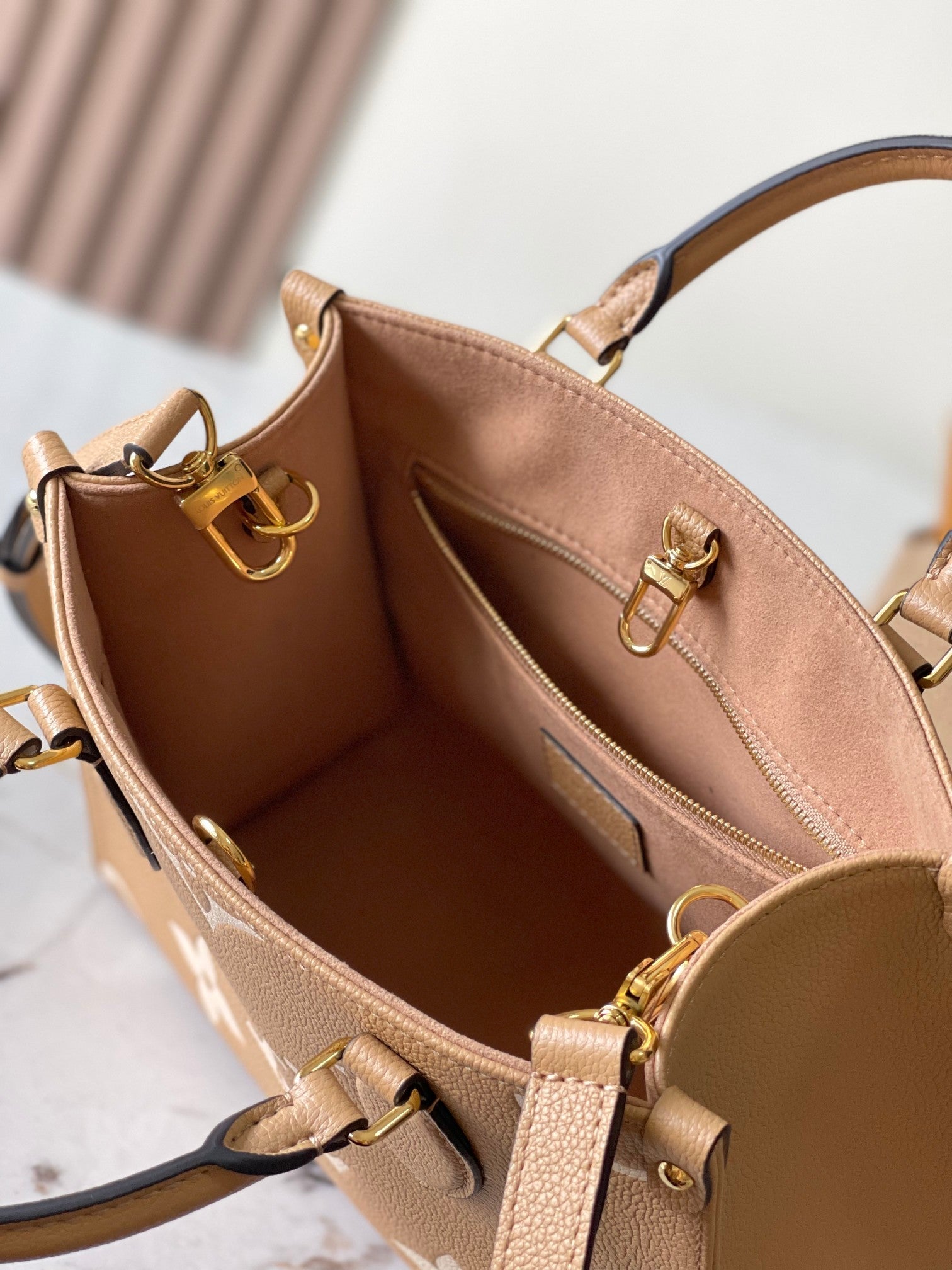 オンザゴー PM 25 ミルクティー モノグラム プリントレザー