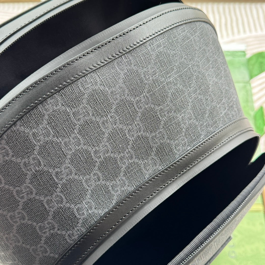 グレーモノグラムキャンバスとブラックレザートリムのバックパック44