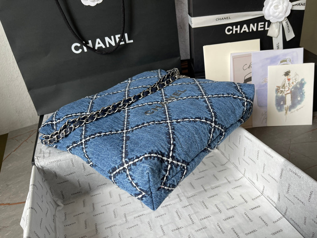 CC ミディアム 37 クロスボディバッグ（ブルーデニム、チェーン付き）