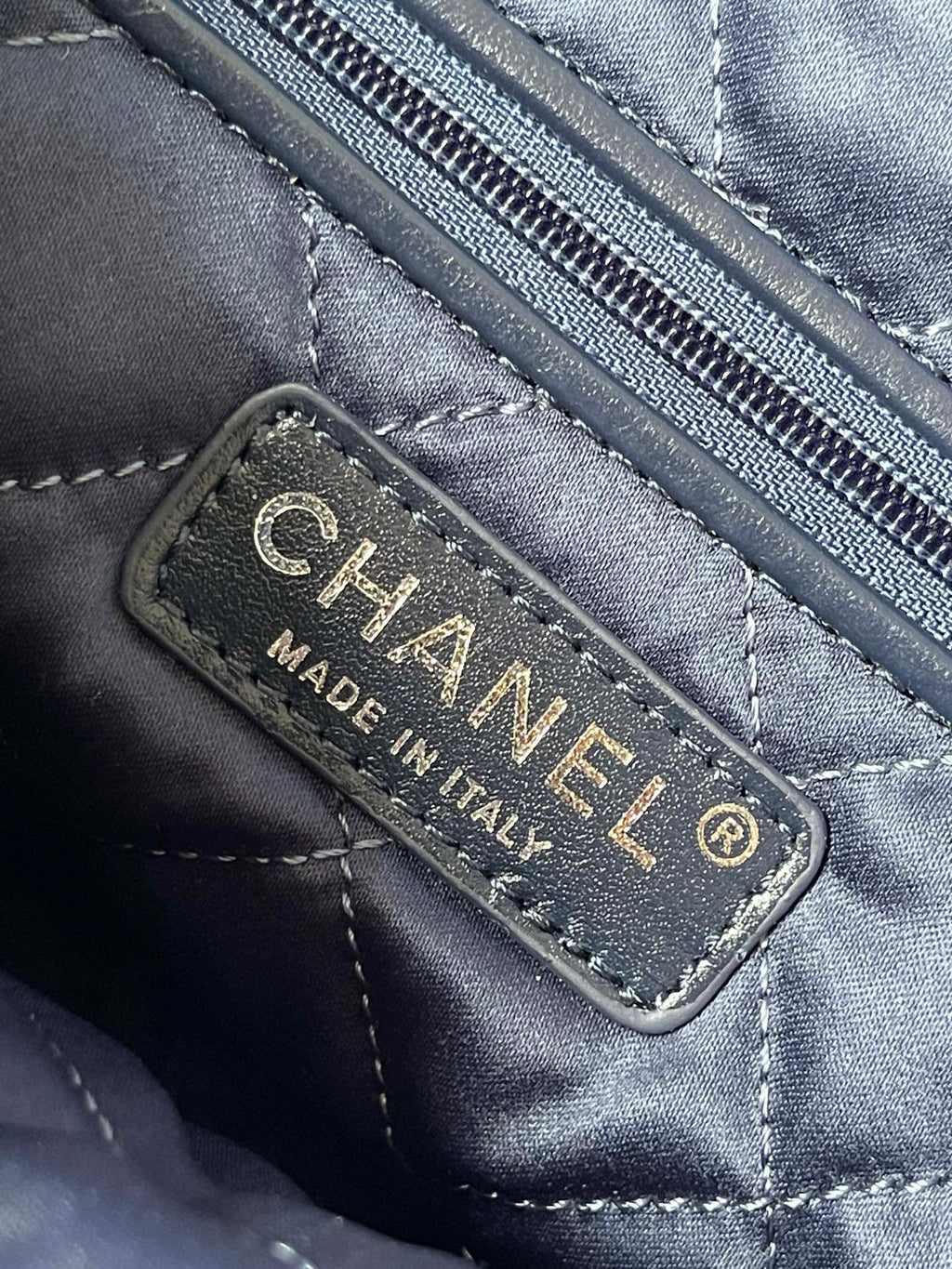 CC ミディアム 37 クロスボディバッグ（ブルーデニム、チェーン付き）