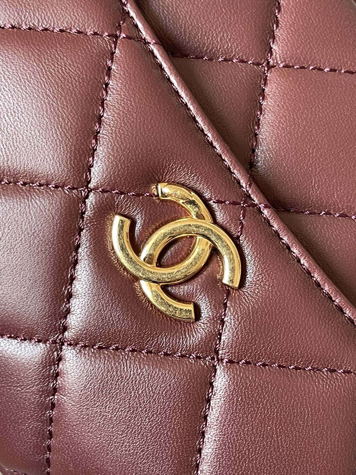 カメラバッグ 18インチ バッカニア レッド キルティング ラムスキン ダブルC ゴールドコイン