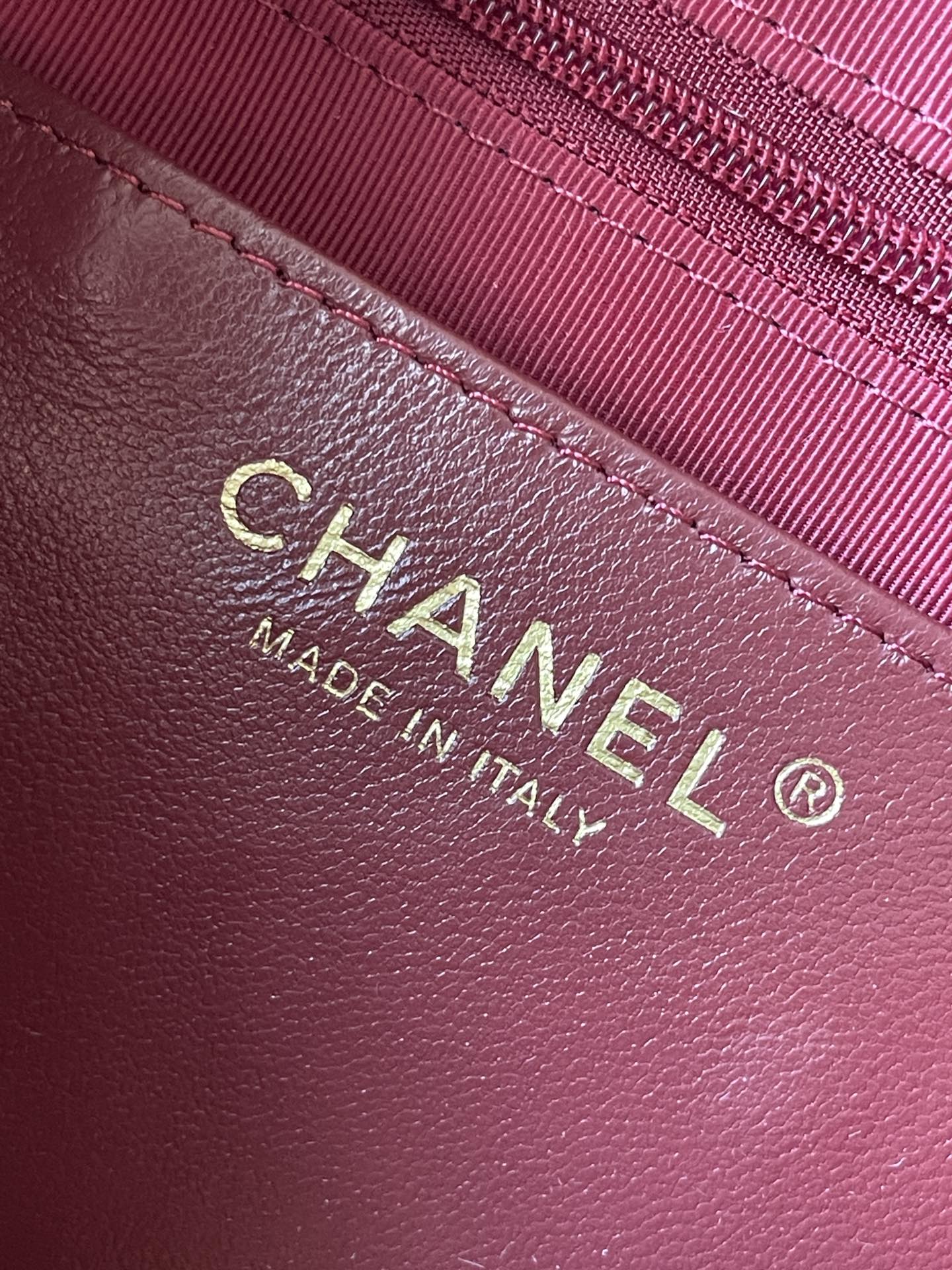 カメラバッグ 24インチ バッカニア レッド キルティング ラムスキン ダブルC ゴールドコイン