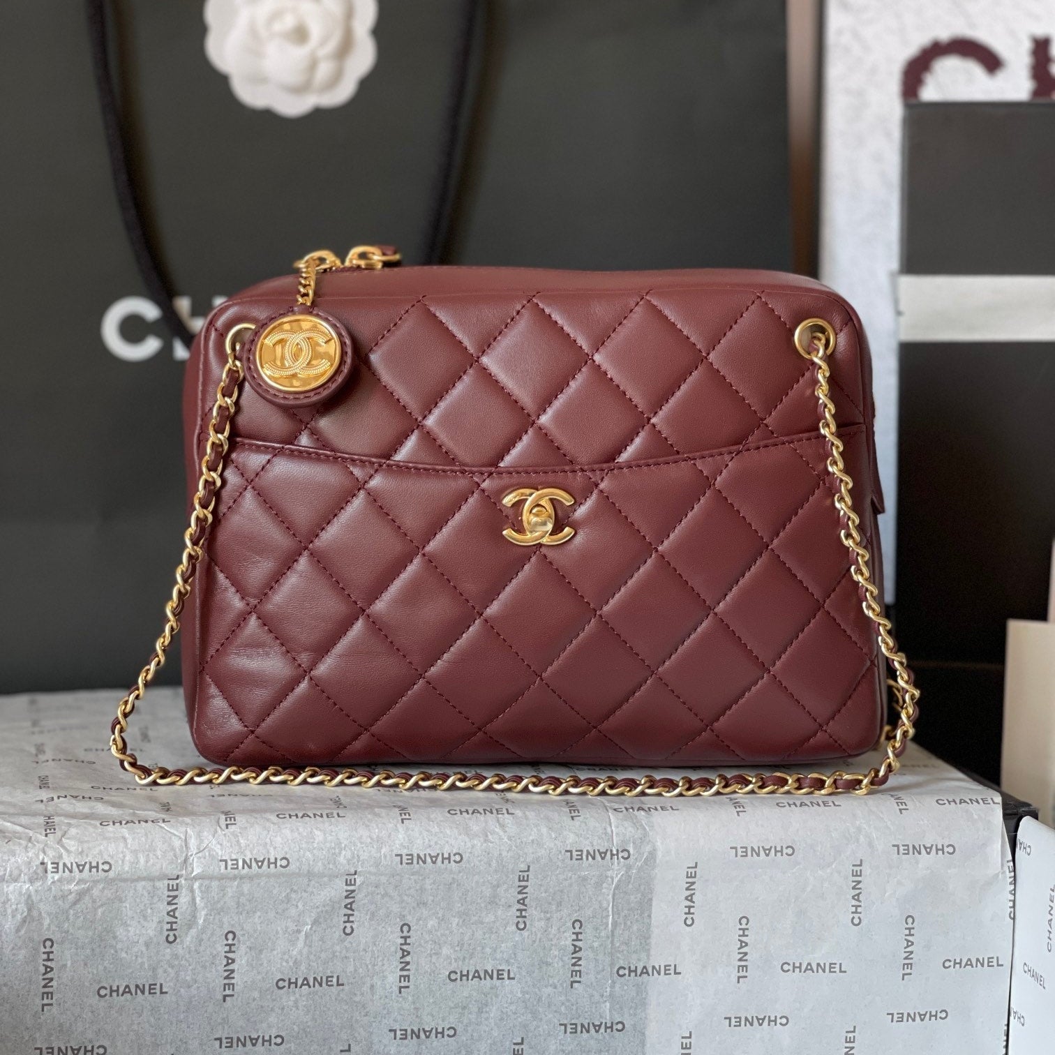 カメラバッグ 24インチ バッカニア レッド キルティング ラムスキン ダブルC ゴールドコイン