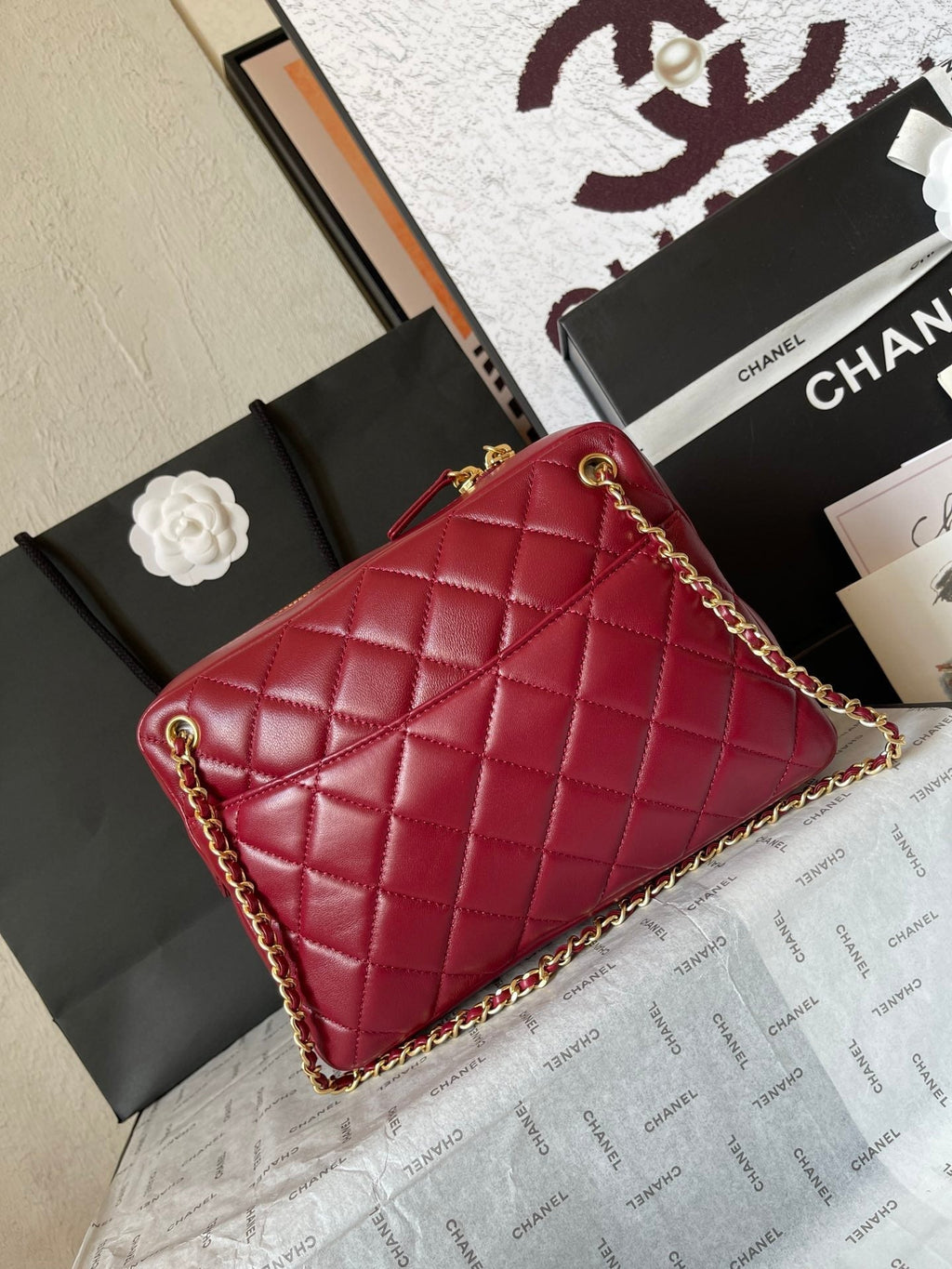 カメラバッグ 24インチ レッド キルティング ラムスキン ダブルC ゴールドコイン