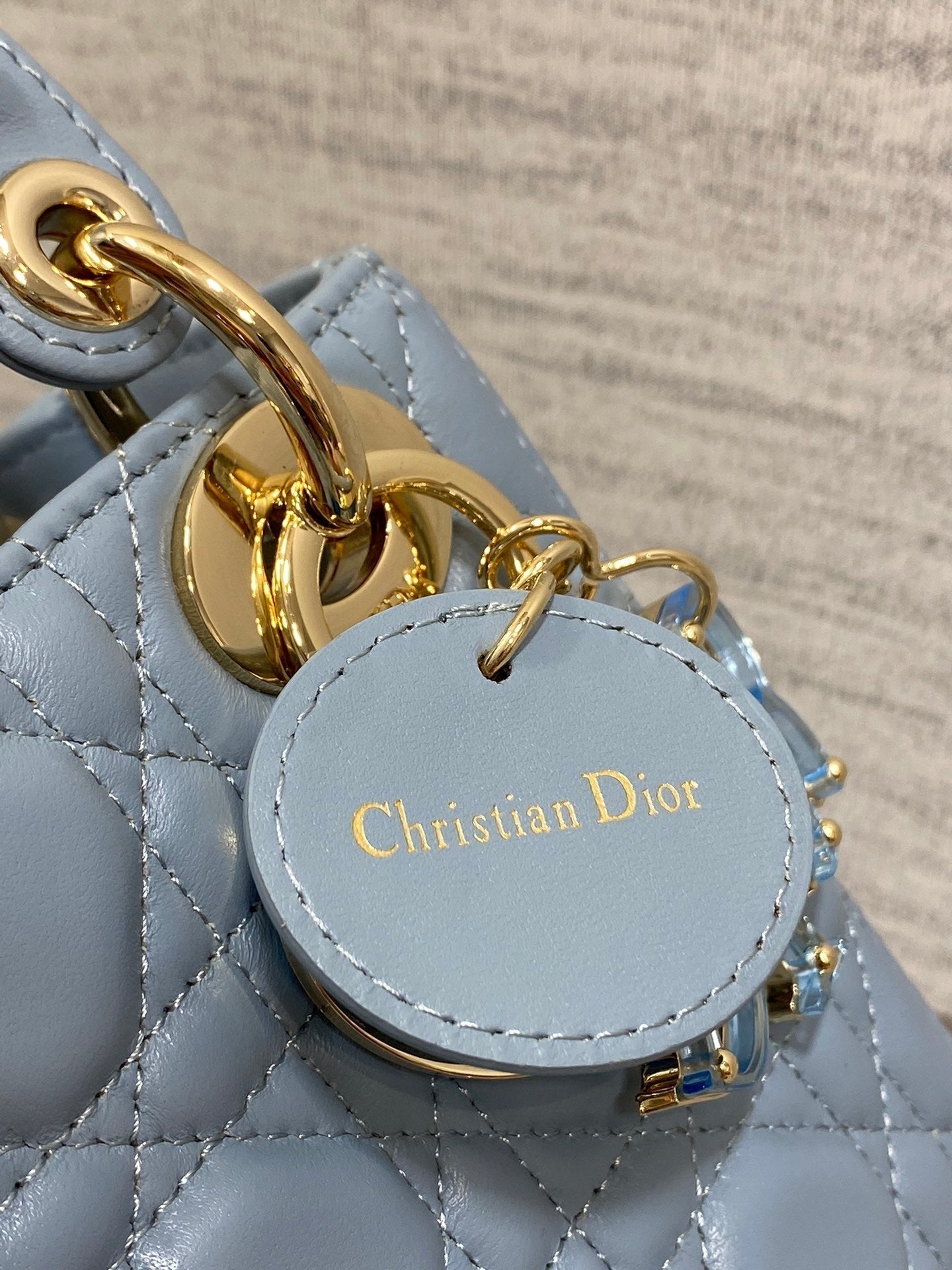 セルリアンブルーラムスキンのレディーミニバッグ17