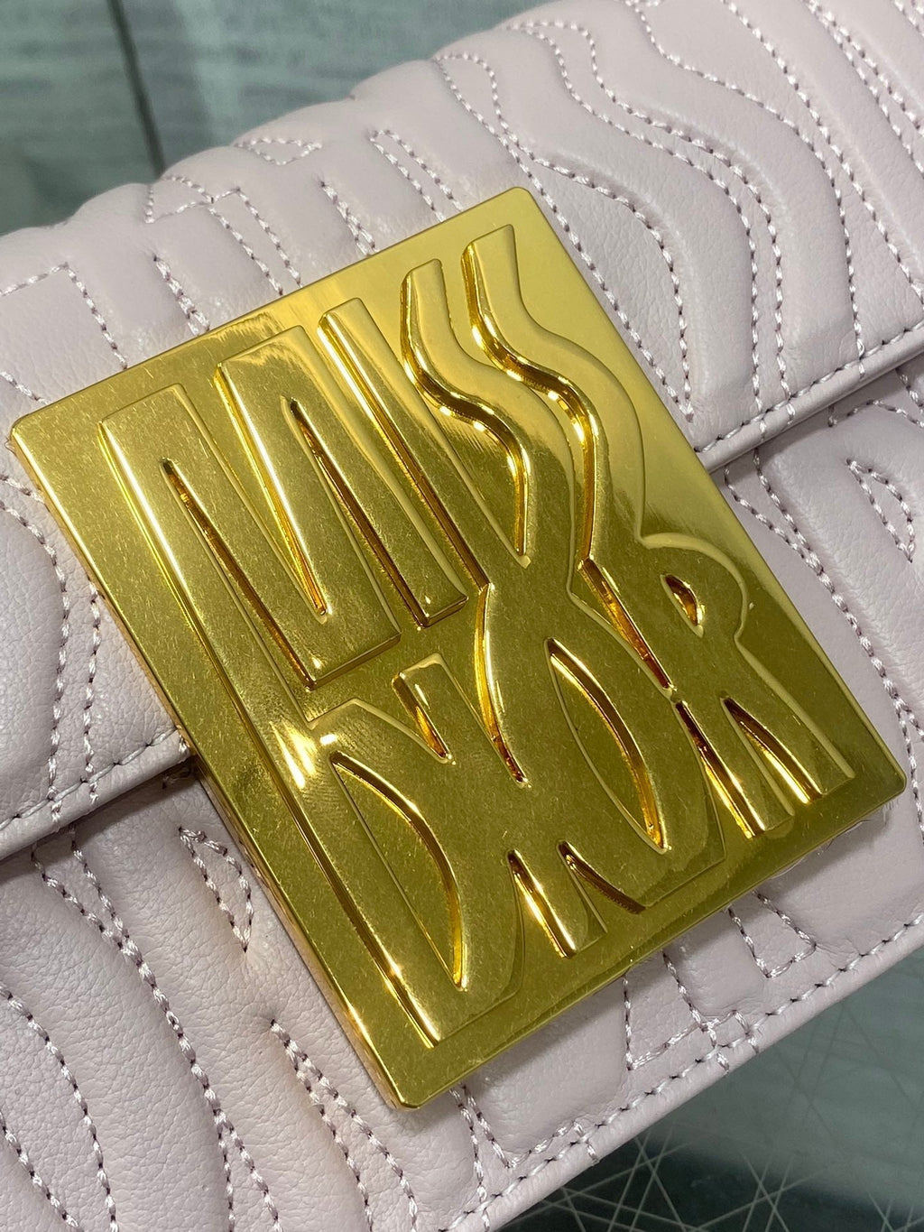 フラップバッグ 18 ペールピンク キルティング オールオーバー カーフスキン