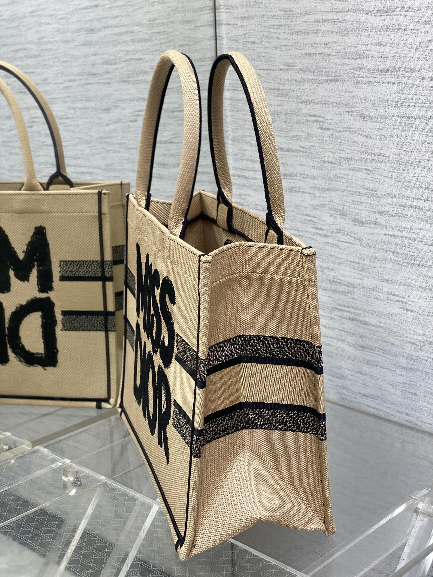 ブックトート 36 ベージュ＆ブラック ミスディオール グラフィティ エンブロイダリー