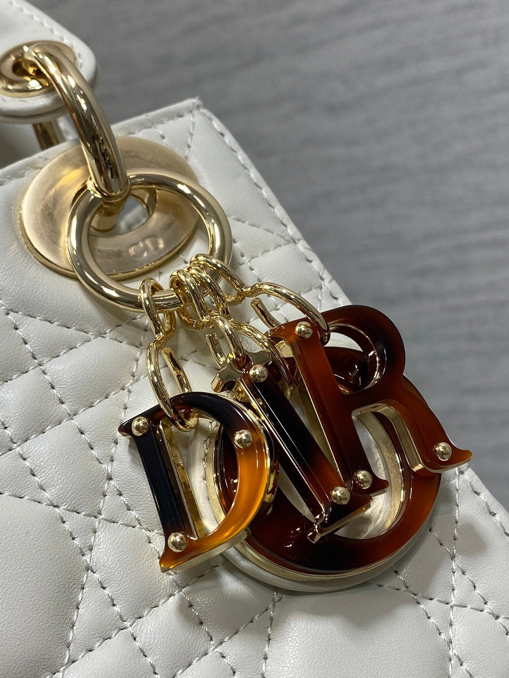 ゴールド金具付きホワイトマクロカナージュラムスキンのミニ17レディバッグ