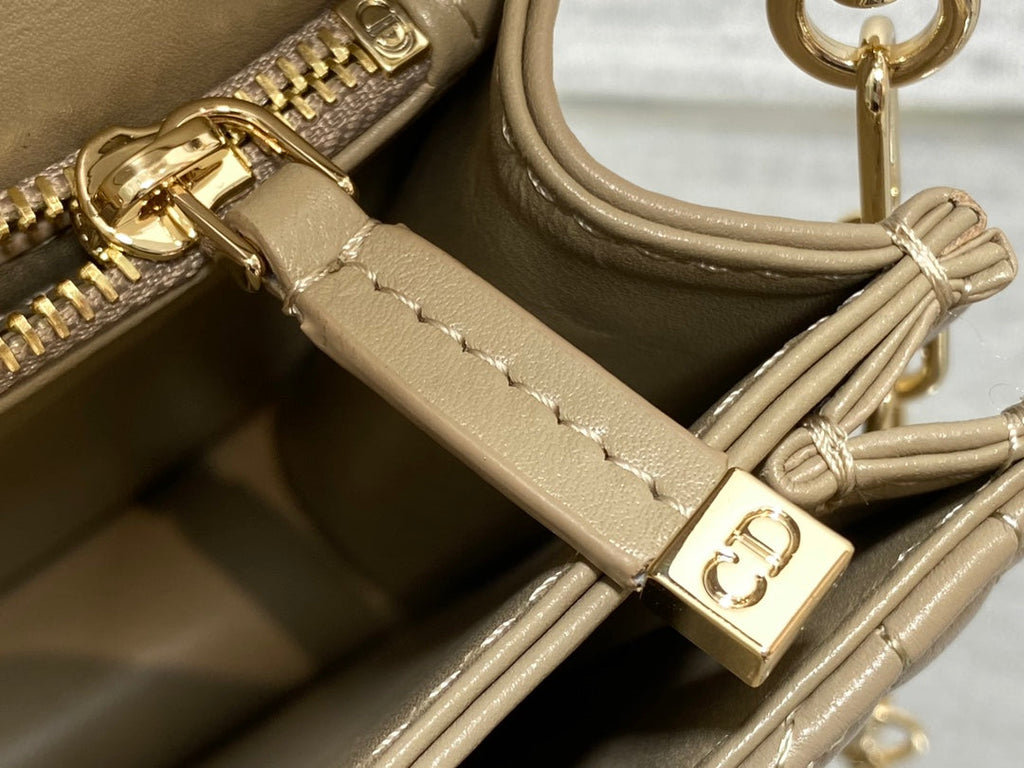 ミニバッグ 24インチ キャメルベージュ パテント カナージュ カーフスキン