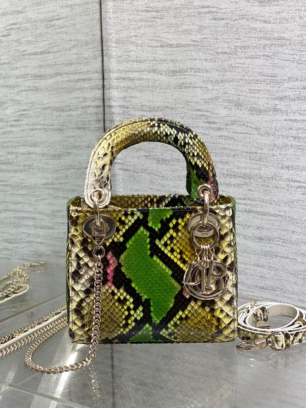 カラフルなスネークスキン柄ラムスキンのミニ17レディースバッグ 225975