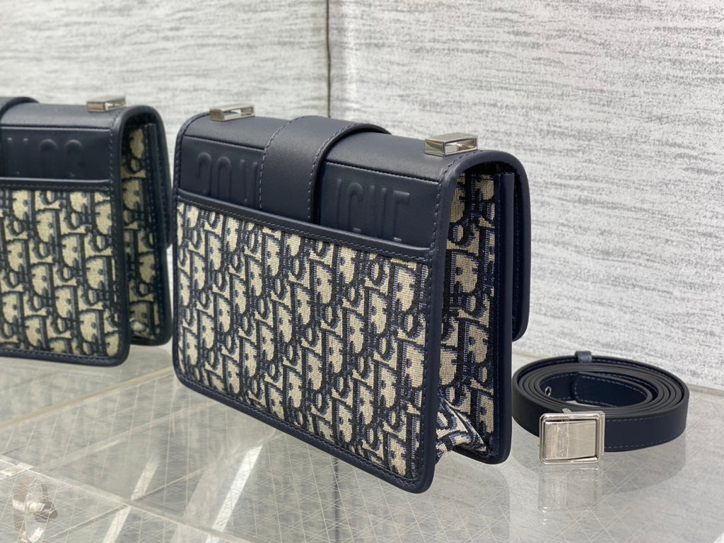 モンテーニュ イーストウエスト 24 チェーンバッグ（ネイビーブルー ラムスキン＆モノグラムジャカード）