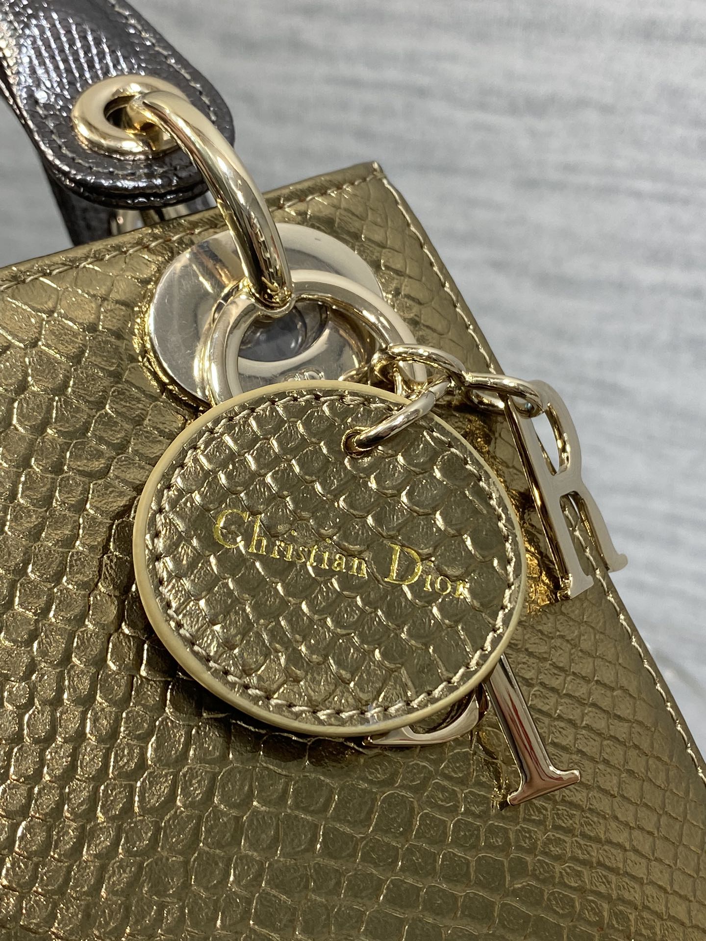 ゴールドメタリックラムスキンのミニ17レディバッグ