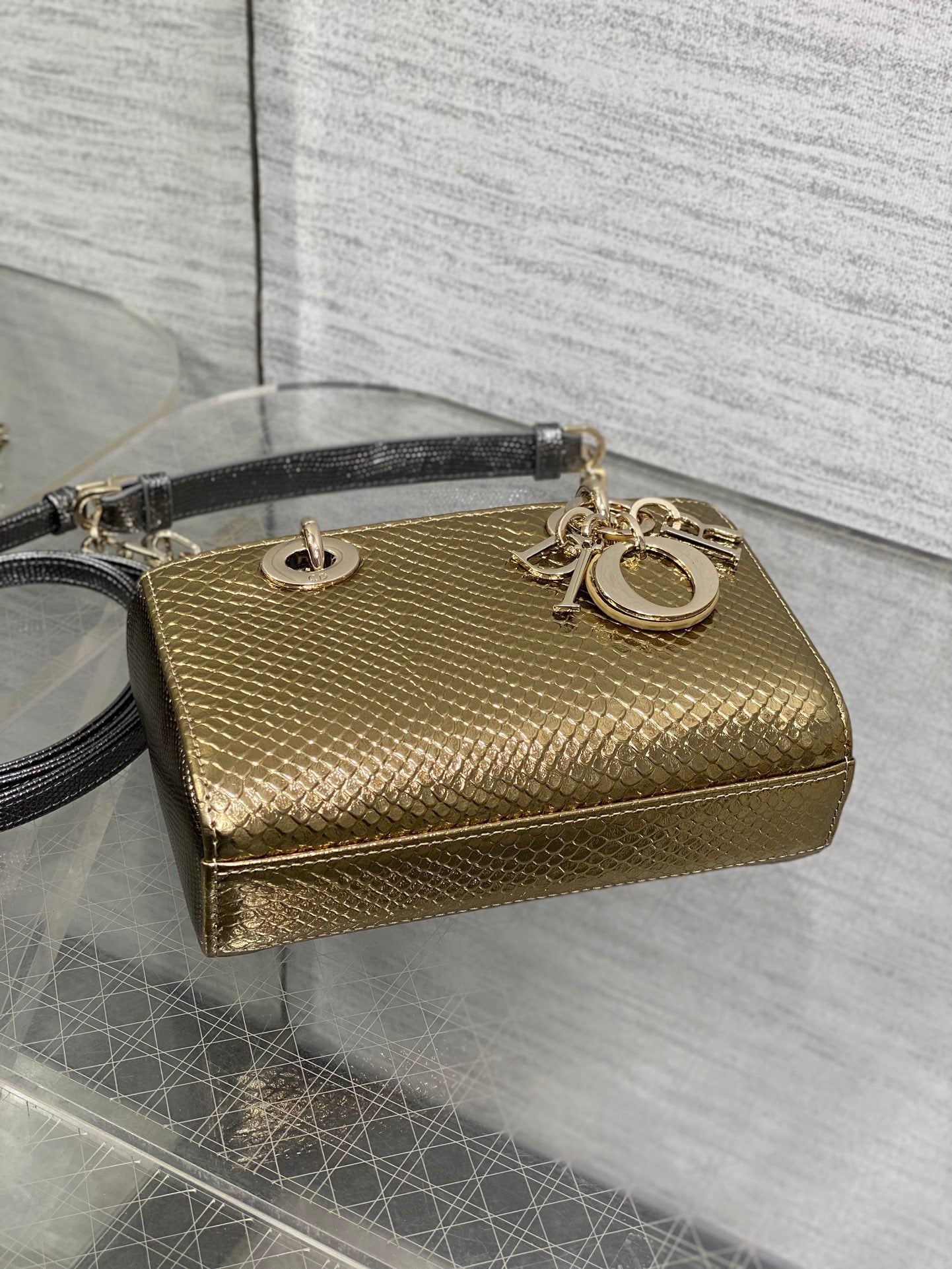 ミディアム 16 レディバッグ（ゴールドメタリックラムスキン）