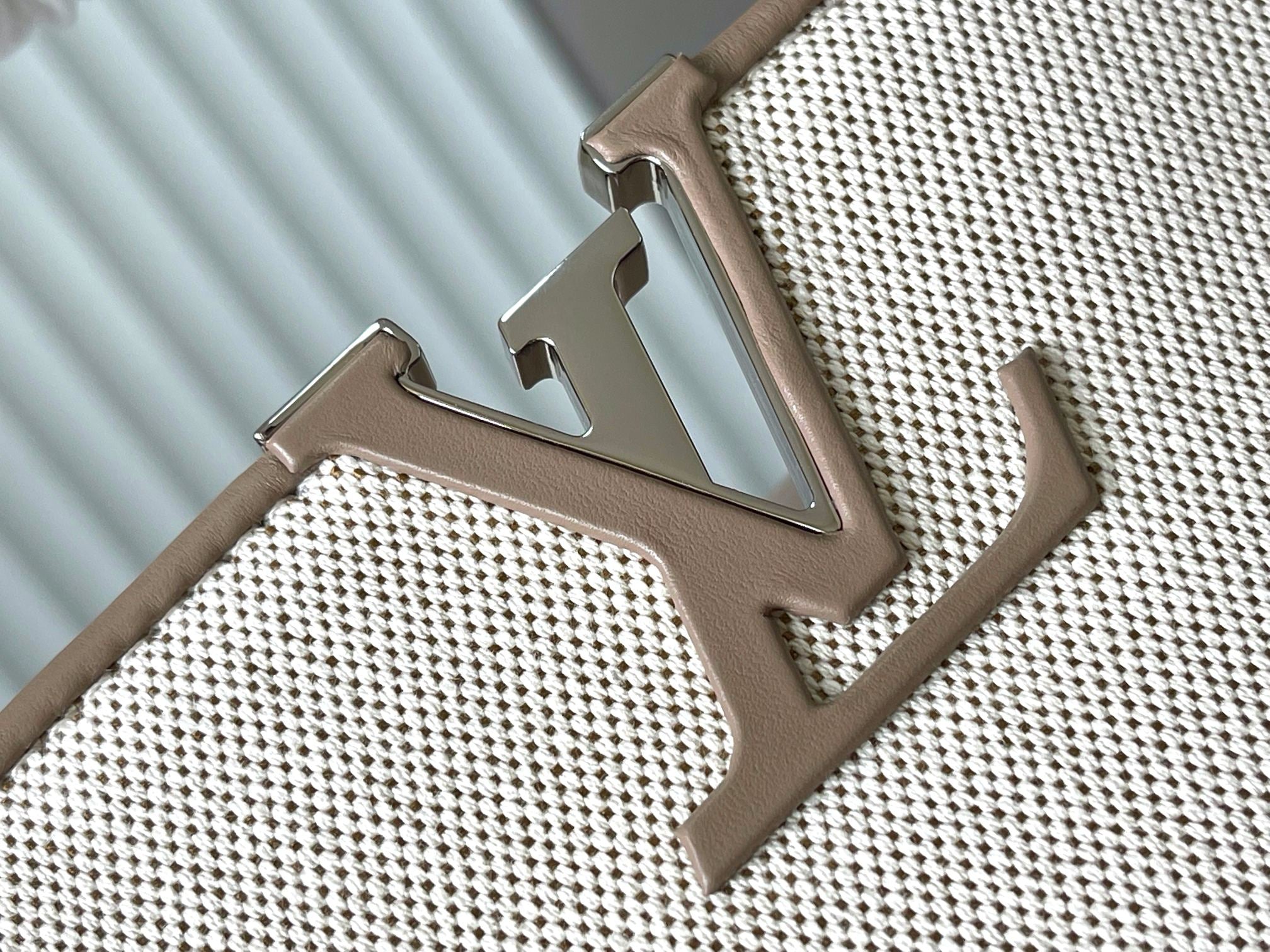 カプシーヌ スープル GM 38 ホワイトキャンバスとトープカーフスキントリム