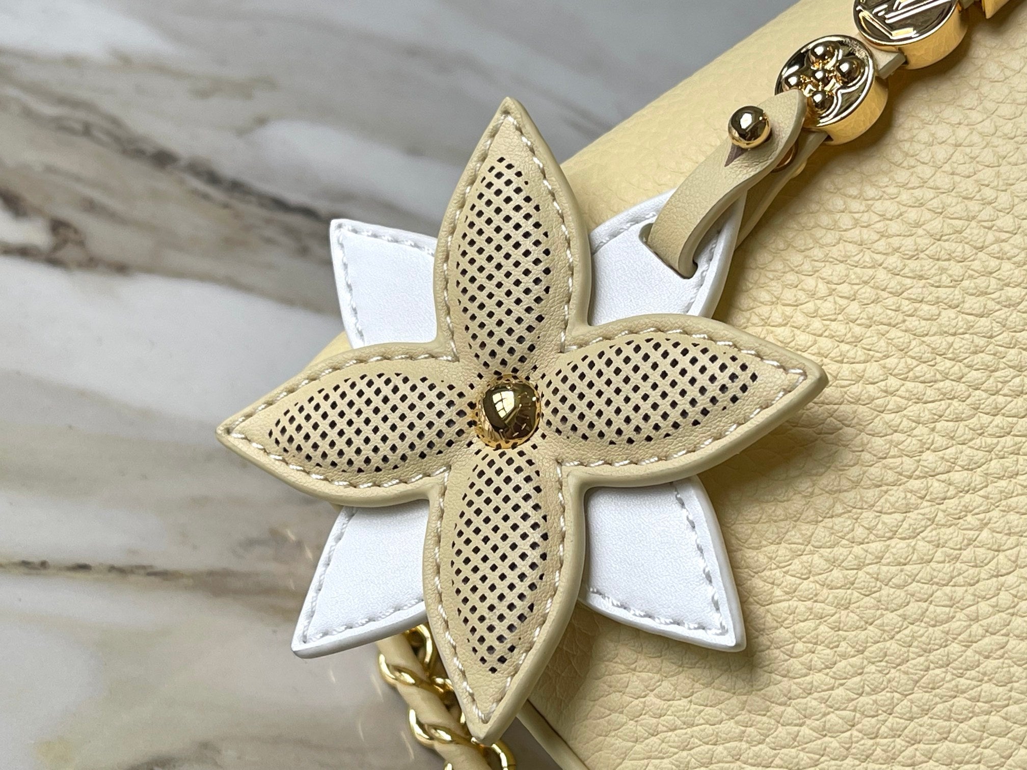 カプシーヌ イーストウエスト ミニ 22インチ バナナイエロー トリヨンゴールド金具