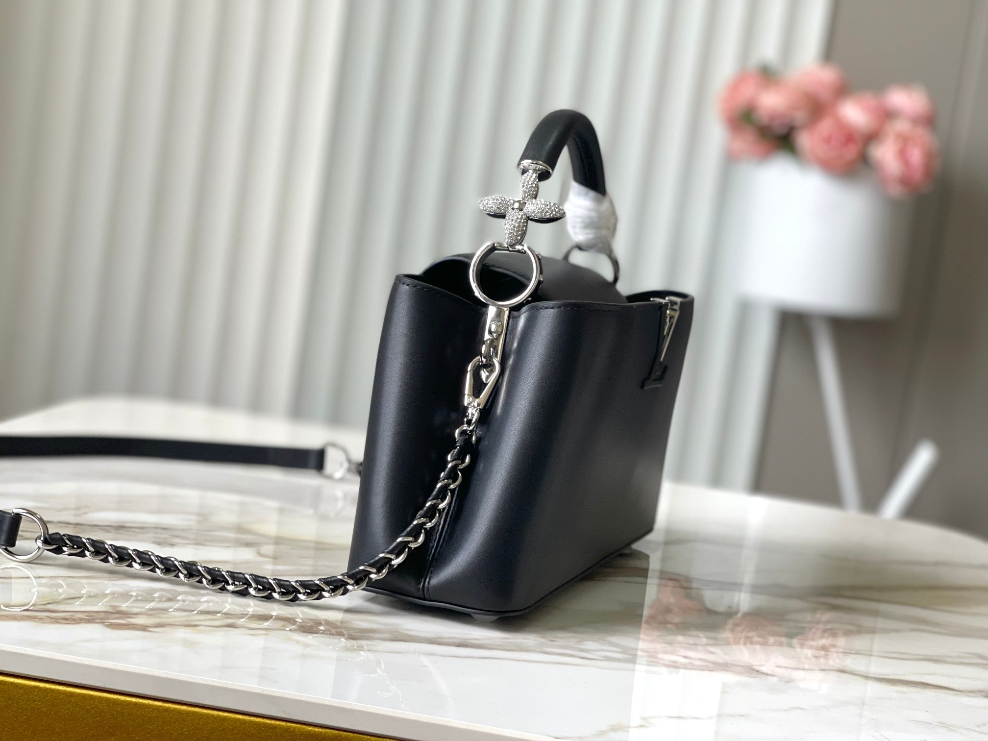 カプシーヌ イーストウエスト 30 ブラックシープスキン クリスタル＆シルバーハードウェア