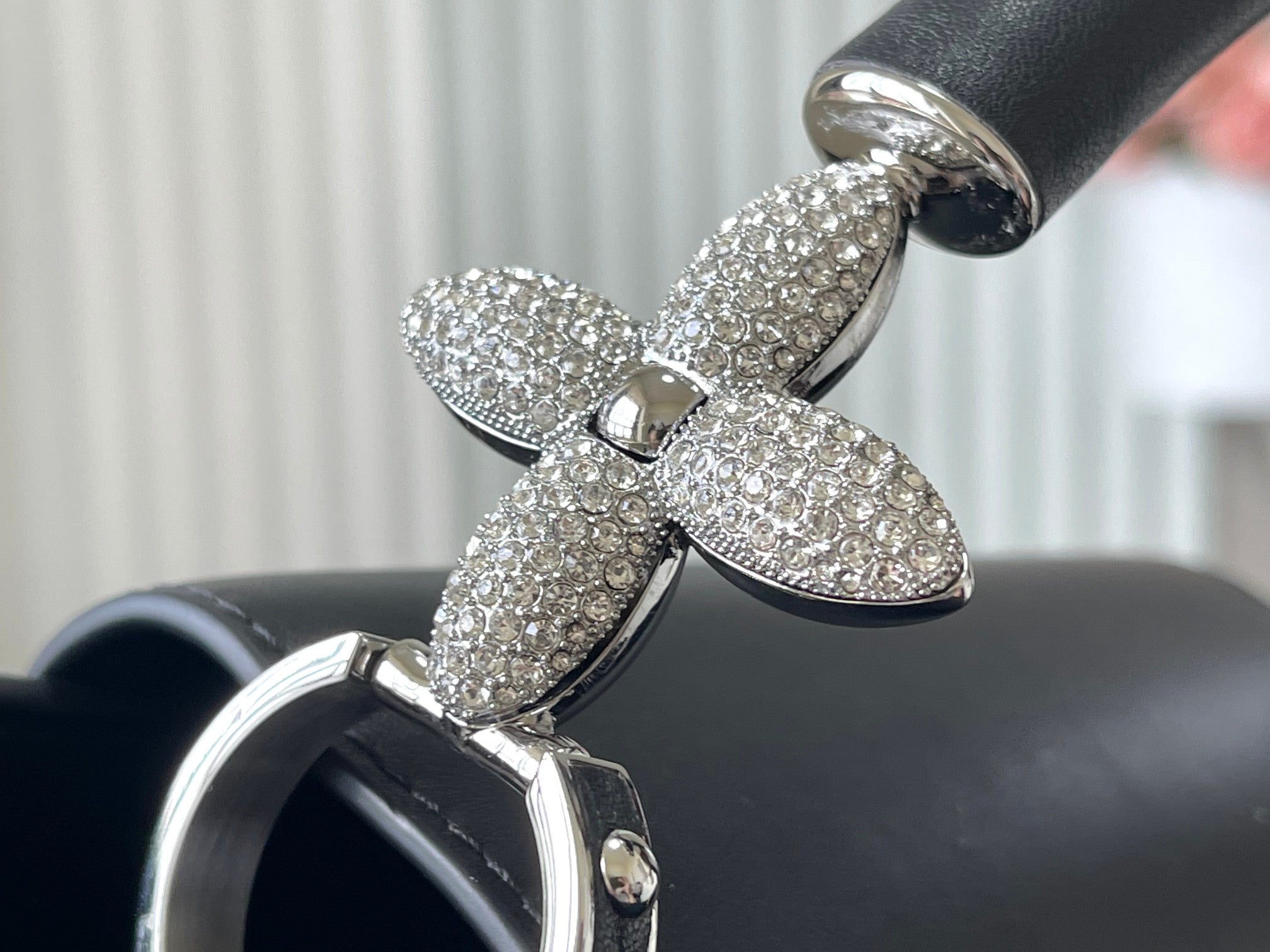 カプシーヌ イーストウエスト 30 ブラックシープスキン クリスタル＆シルバーハードウェア