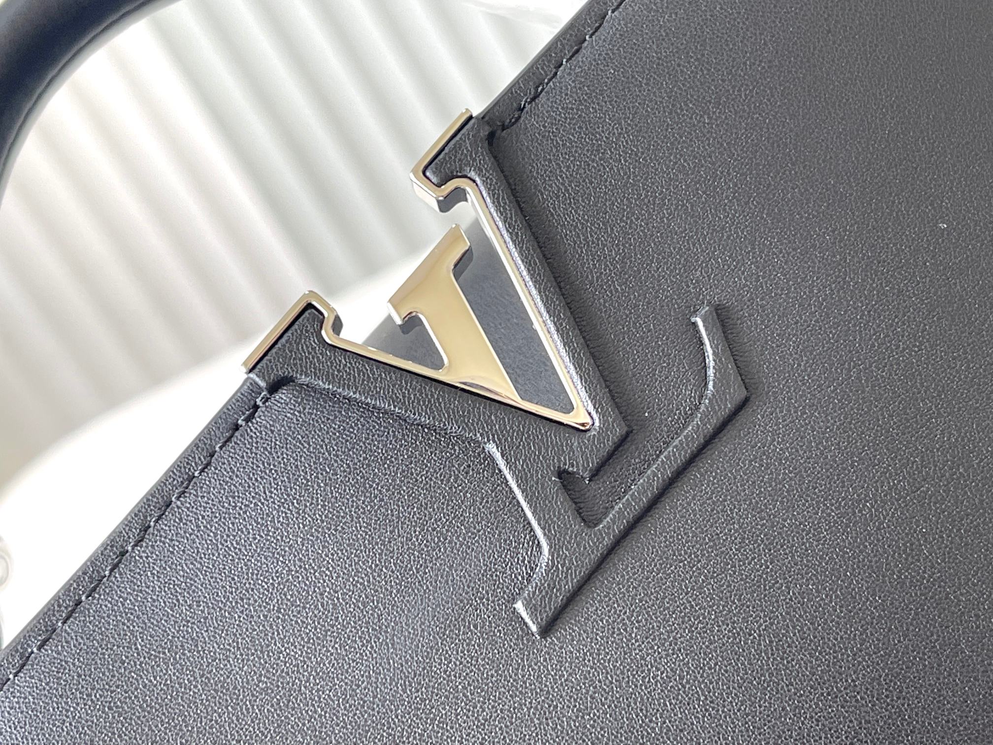 カプシーヌ イーストウエスト 30 ブラックシープスキン クリスタル＆シルバーハードウェア