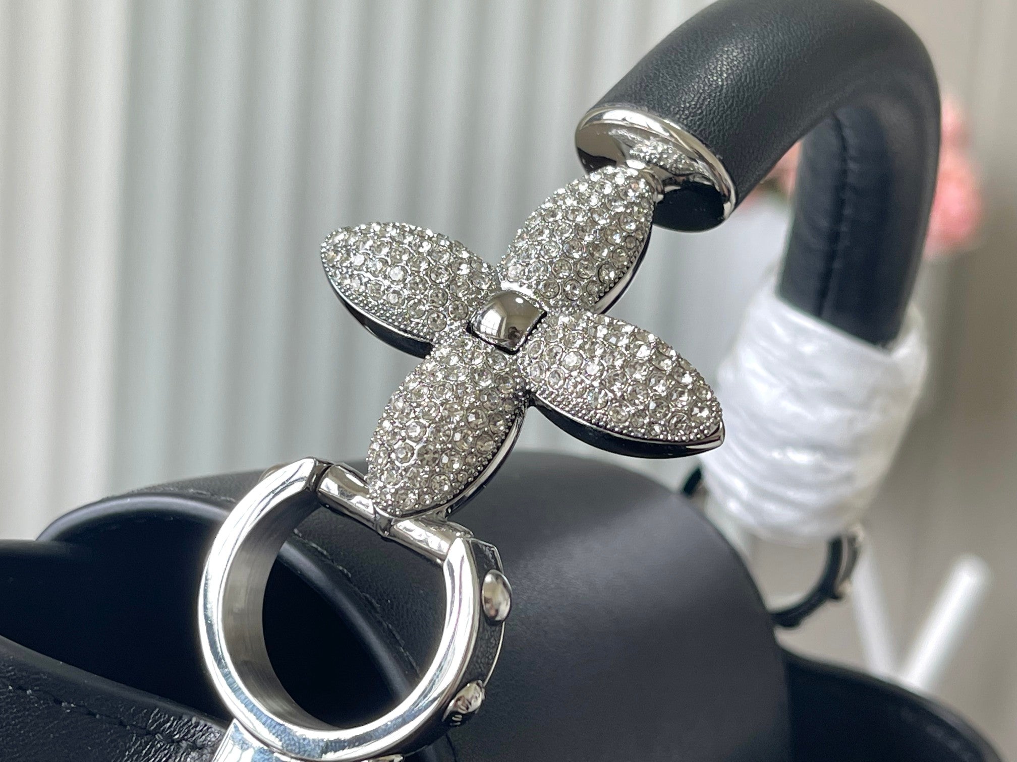 カプシーヌ イーストウエスト ミニ 22インチ ブラック シープスキン クリスタル＆シルバーハードウェア