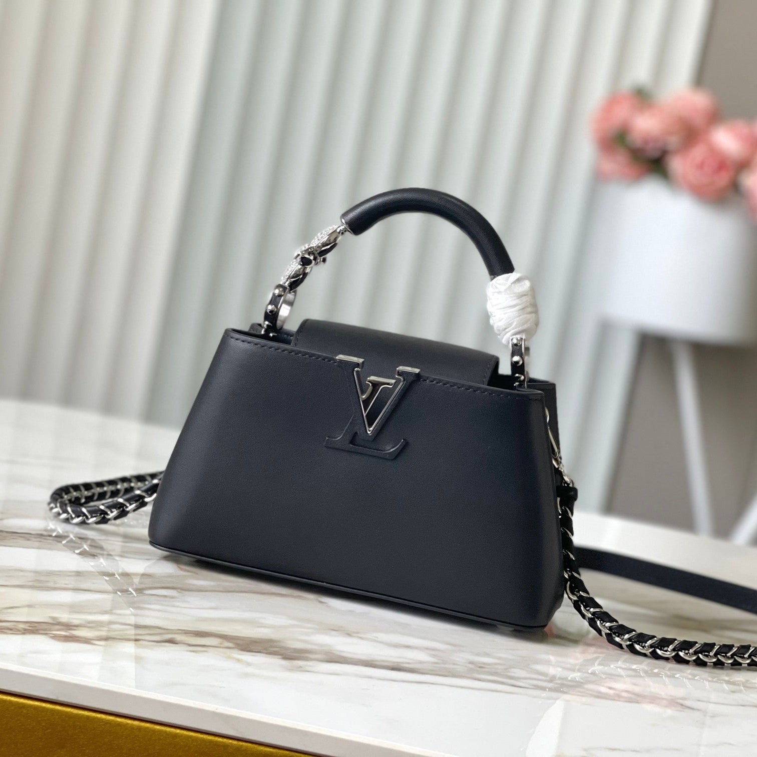 カプシーヌ イーストウエスト ミニ 22インチ ブラック シープスキン クリスタル＆シルバーハードウェア